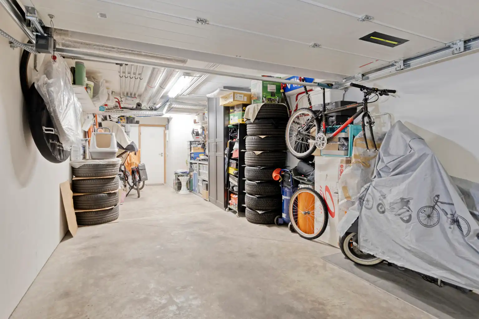 Instapklaar 2-slaapkamerappartement met tuin en garage foto 30