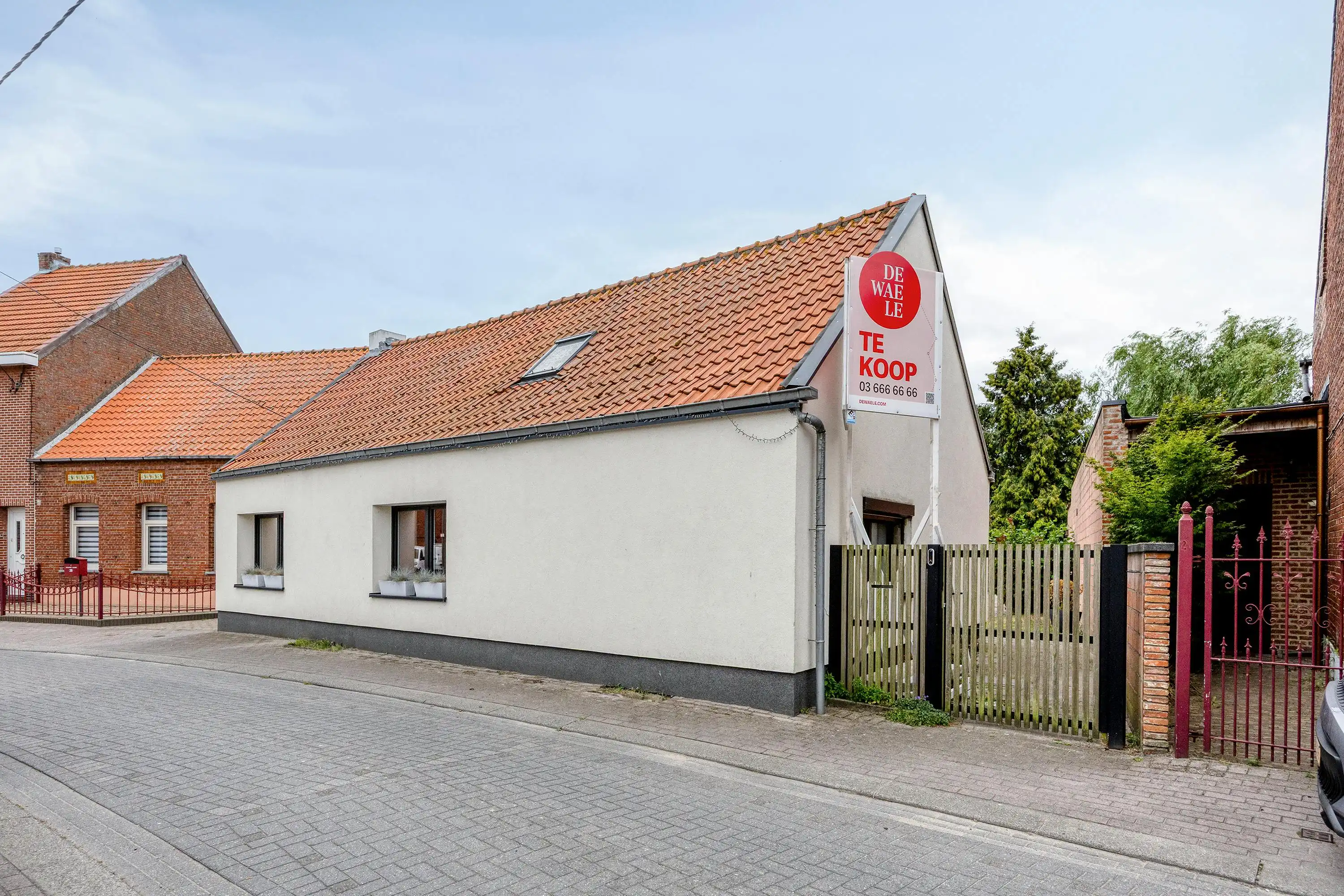 Instapklaar huis met grote tuin te koop in Zandvliet! foto 2