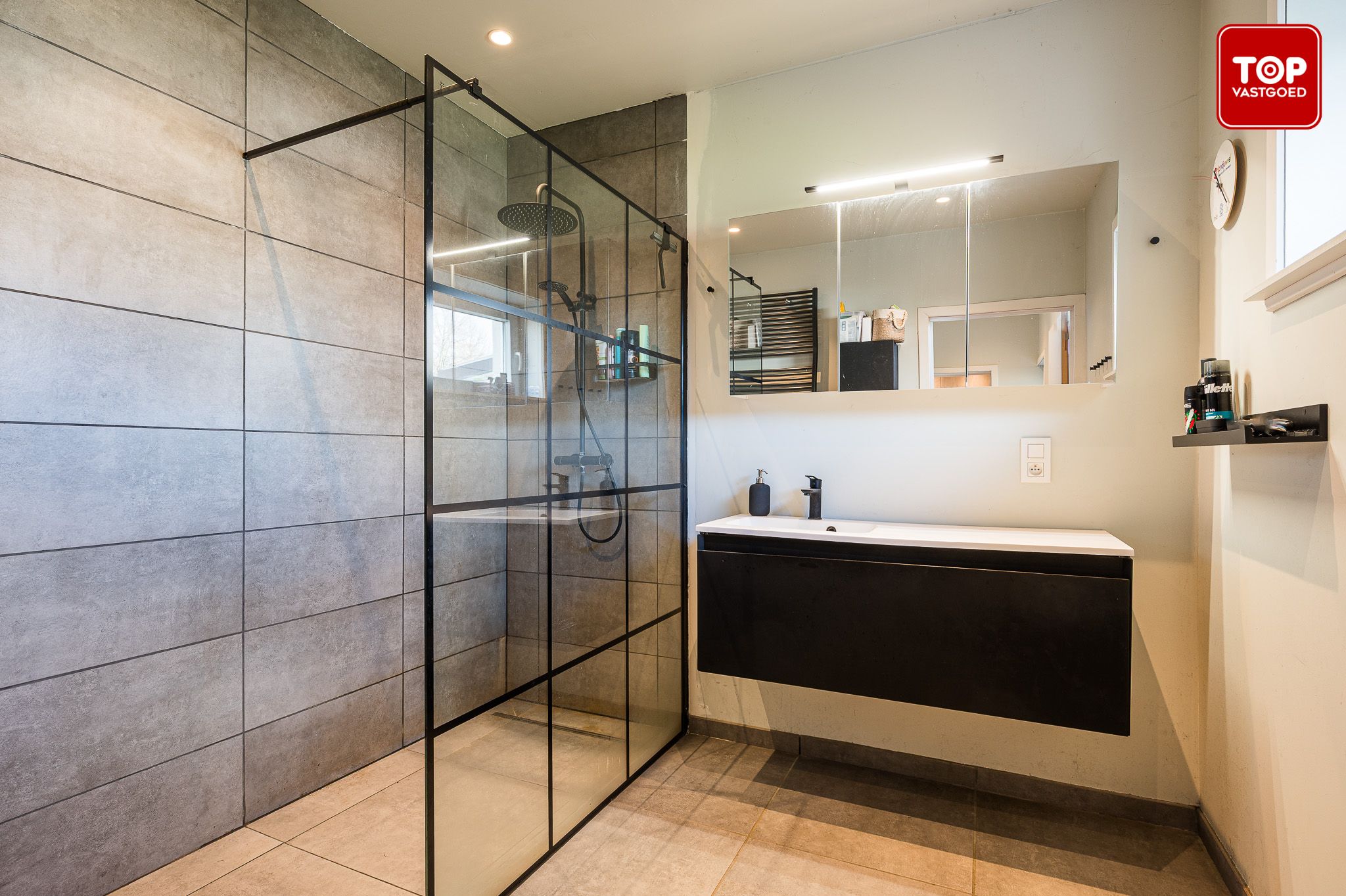 instapklare woning met zicht op uitgestrekte velden foto 11