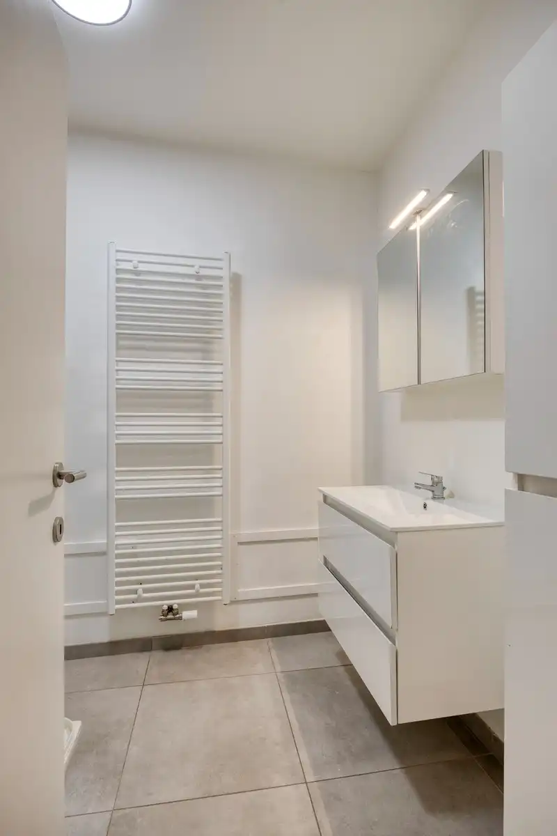 Volledig gerenoveerd appartement in kleine residentie foto 12