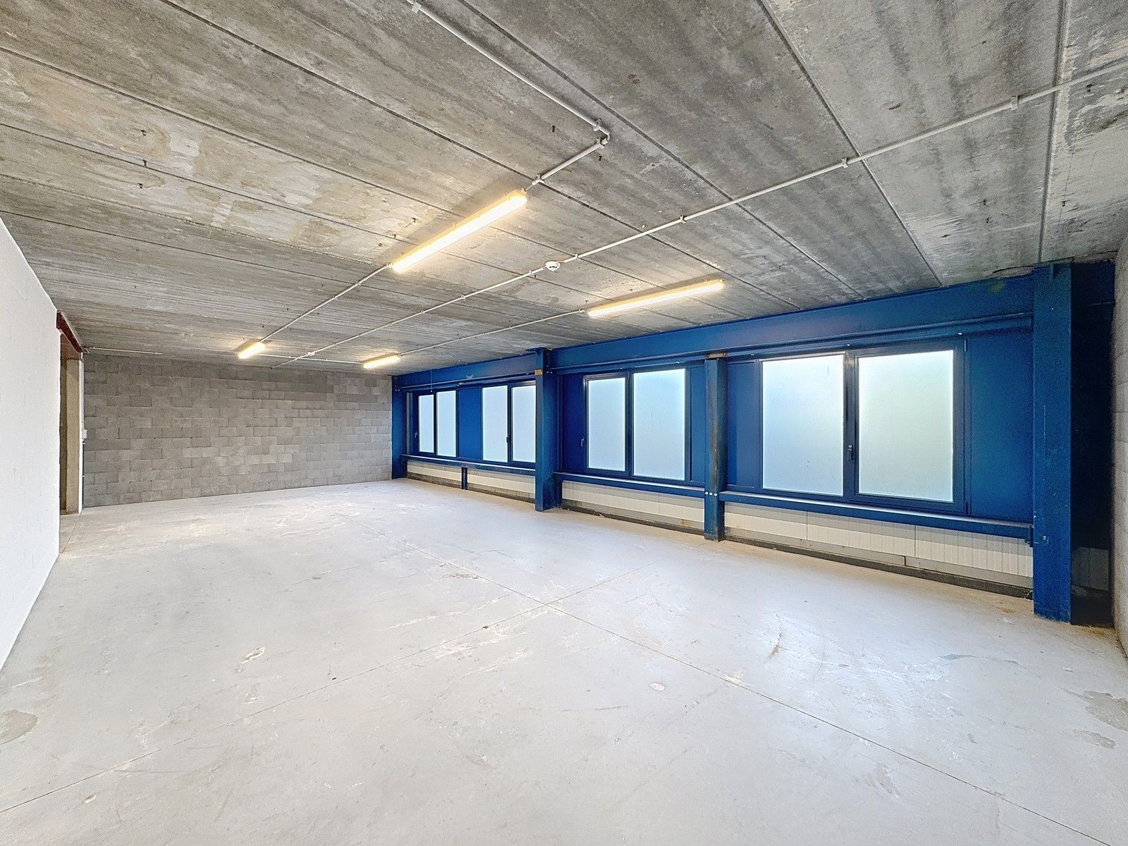 NB KMO-UNIT (214m²) met mezzanine op verdieping, elektrische sectionaalpoort en sanitair blok te huur op industriezone "Herdersbrug" te 8000 Brugge foto 5