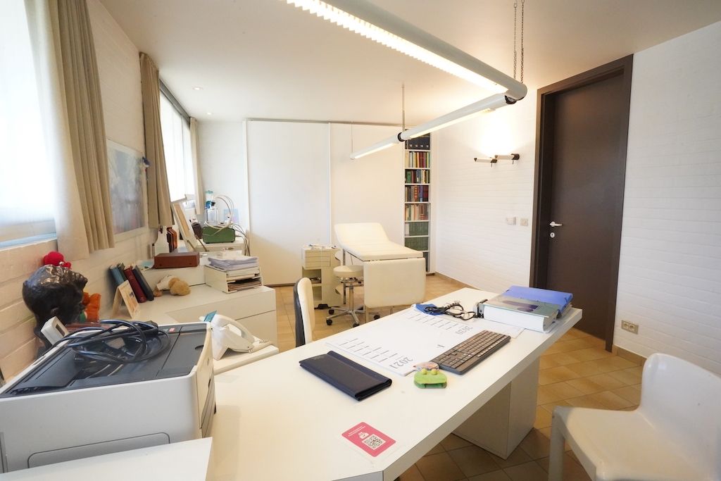 Ruime villa met grote dokterspraktijk (135 m²)! foto 2