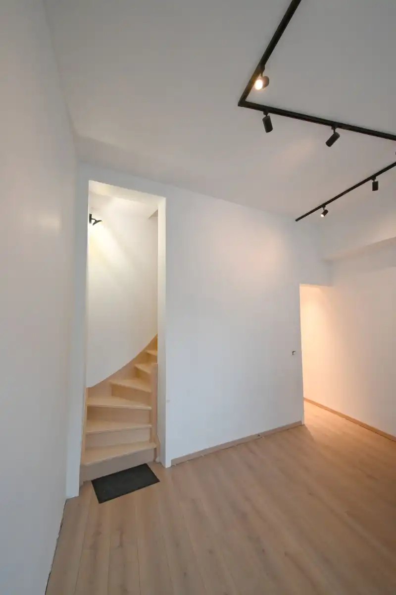 Instapklare, volledig gerenoveerde woning met 3 slaapkamers en tuin met groen zicht – EPC A foto 3