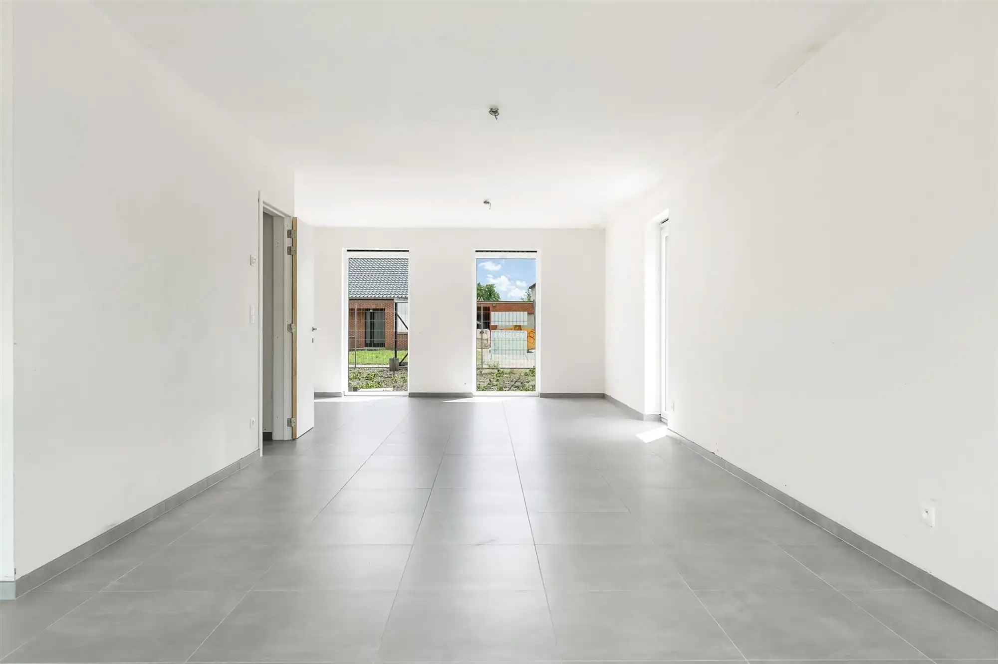 VOLLEDIG AFGEWERKTE NIEUWBOUWWONING IN DOODLOPENDE STRAAT foto 3