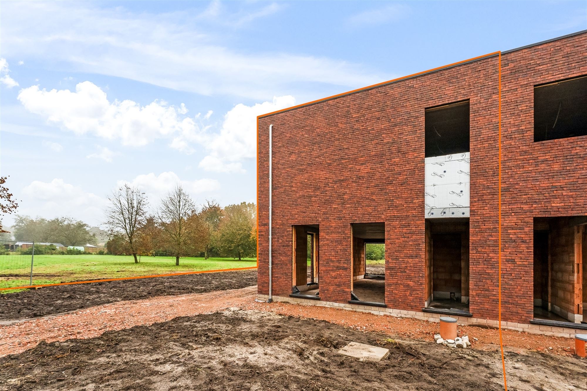 VOLLEDIG AFGEWERKTE NIEUWBOUWWONING IN DOODLOPENDE STRAAT foto 3