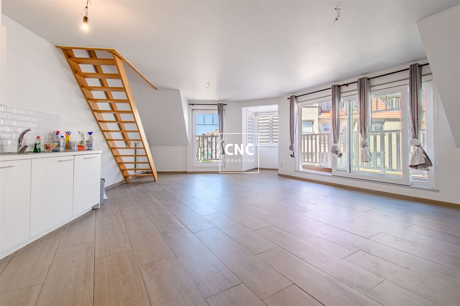 Lichtrijk en prachtig afgewerkt duplex-appartement foto 2