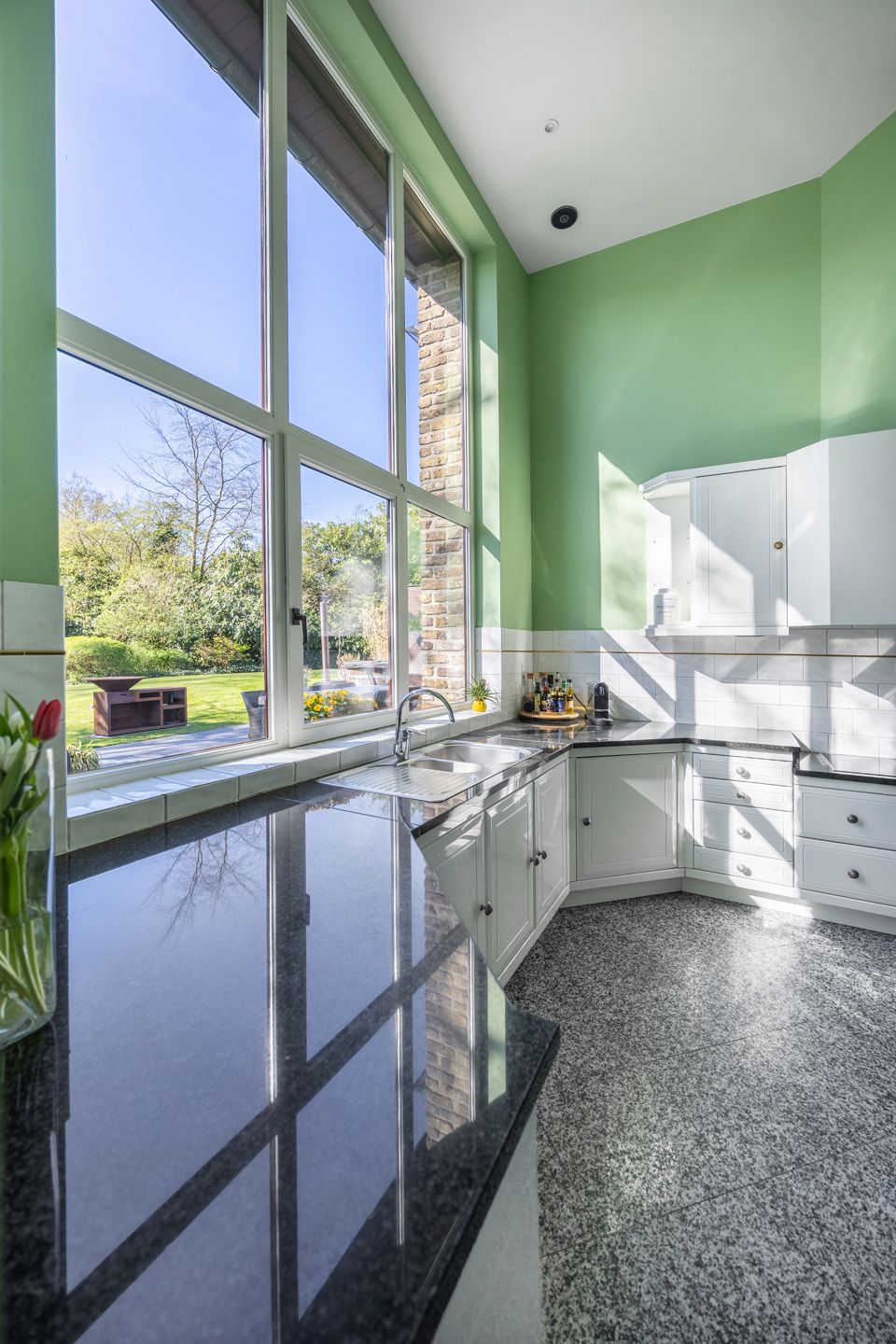 Unieke woning met prachtige tuin en veel privacy foto 10