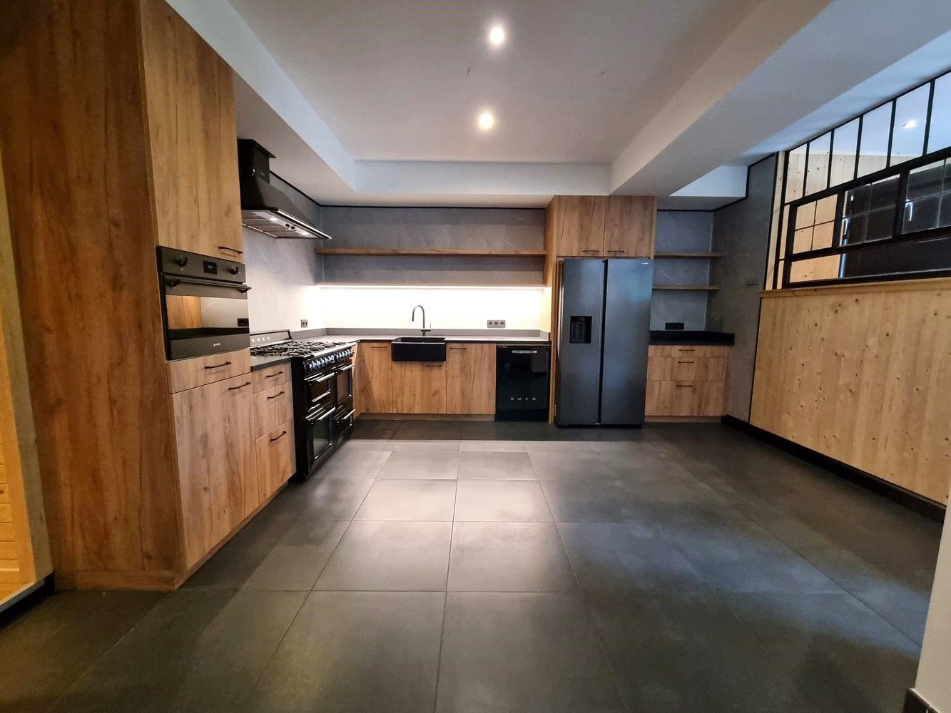 Zeer ruim gelijkvloers appartement (248 m²) met aparte ingang – ook ideaal als kangoeroe of zorgwoonst foto {{pictureIndex}}