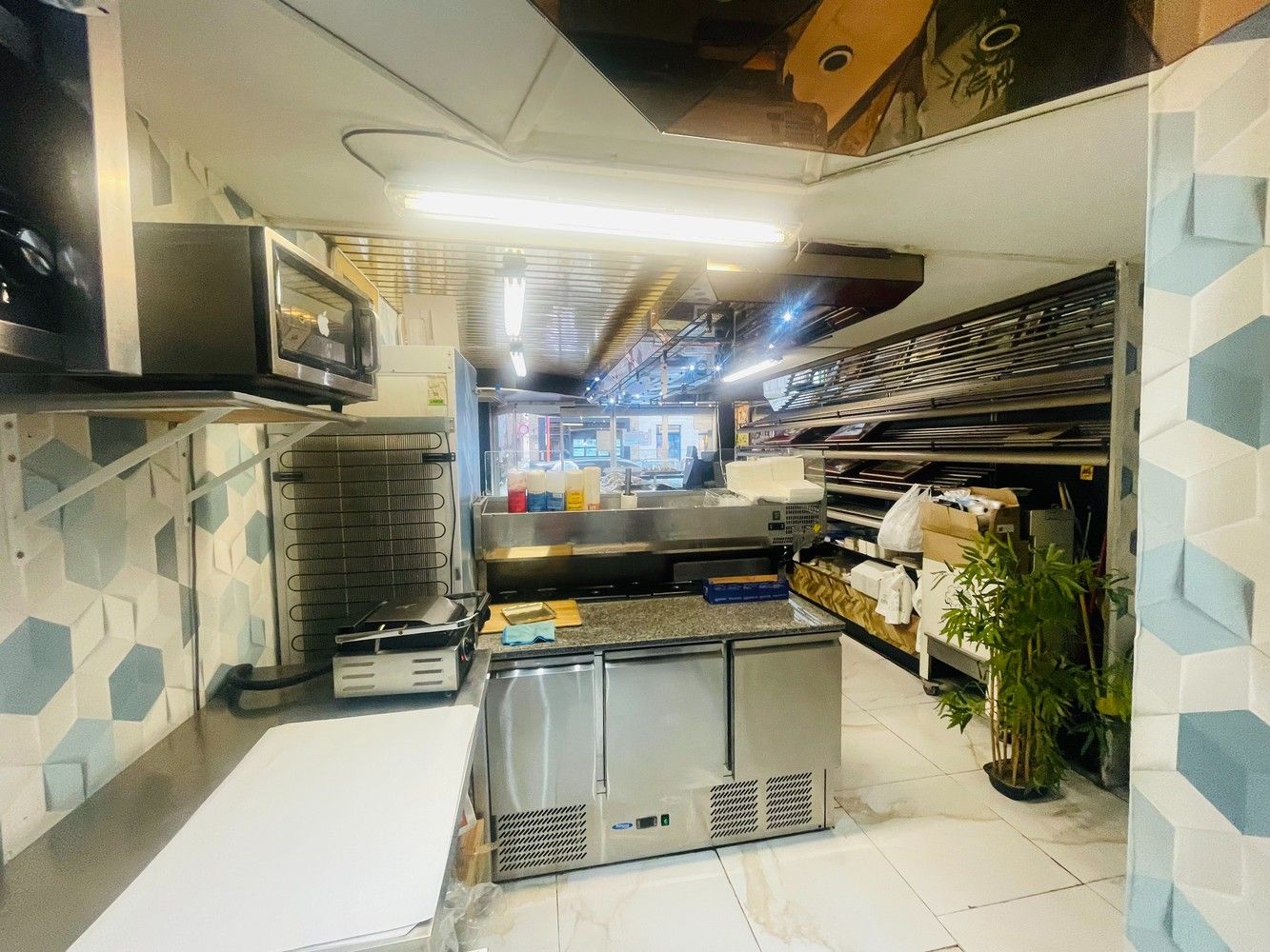 Brugge centrum  Smedenstraat  Ruim handelspand met woonst . Mooie huuropbrengst , verhuurd aan 2.200 euro per maand  6 % NETTO OPBRENGST foto 6