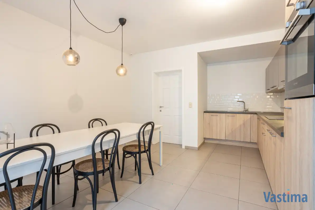 Woning in de stadsrand met 2 slaapkamers, dressing en tuin foto 4