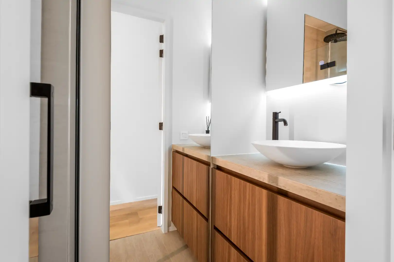 Luxueus vernieuwd appartement, gelegen in de Kustlaan, tussen het Van Bunnenplein en het Lichttorenplein. foto 4