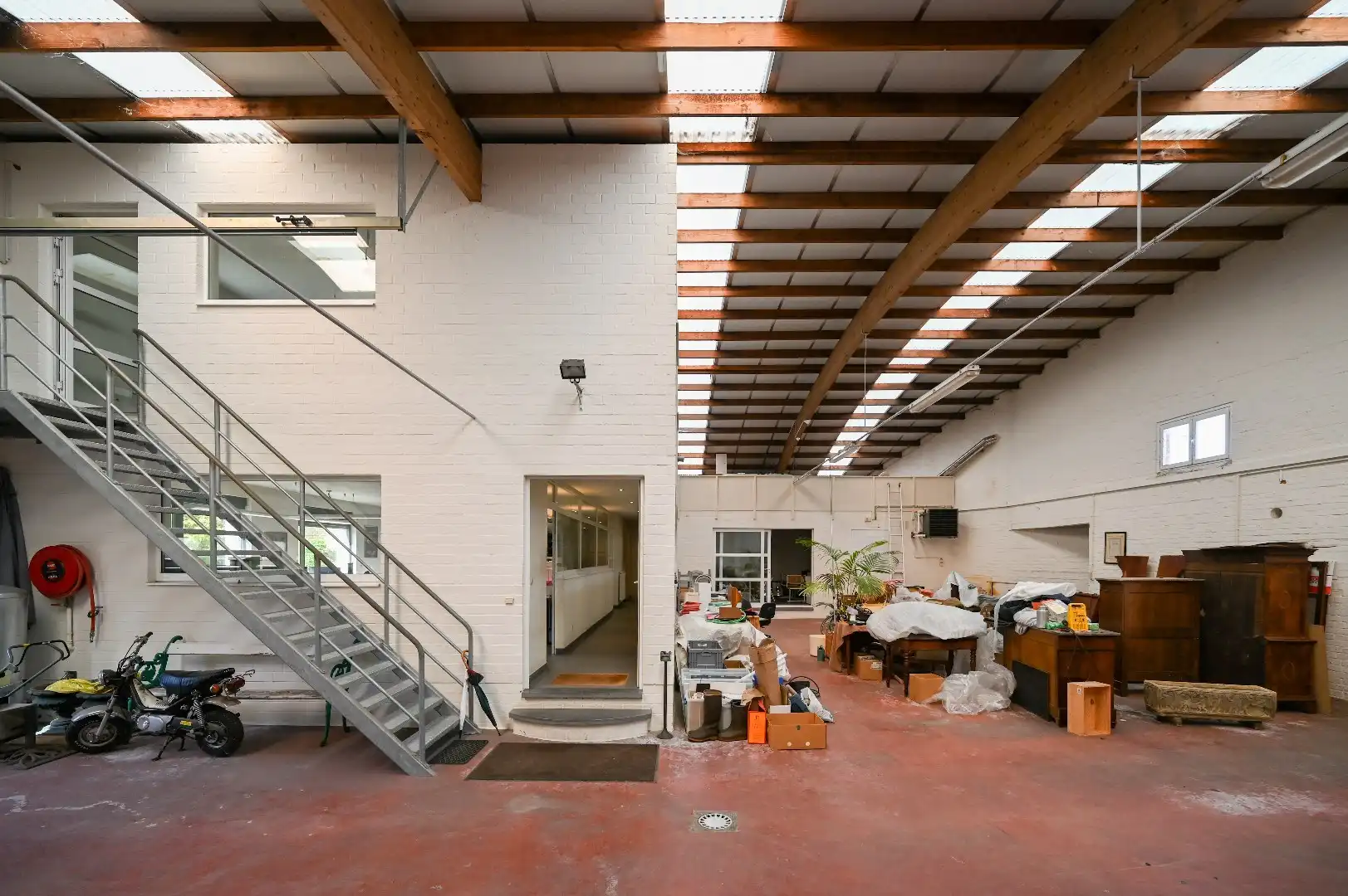 Bedrijfsgebouw met kantoor- en opslagruimte en heel wat parking op toplocatie foto 6