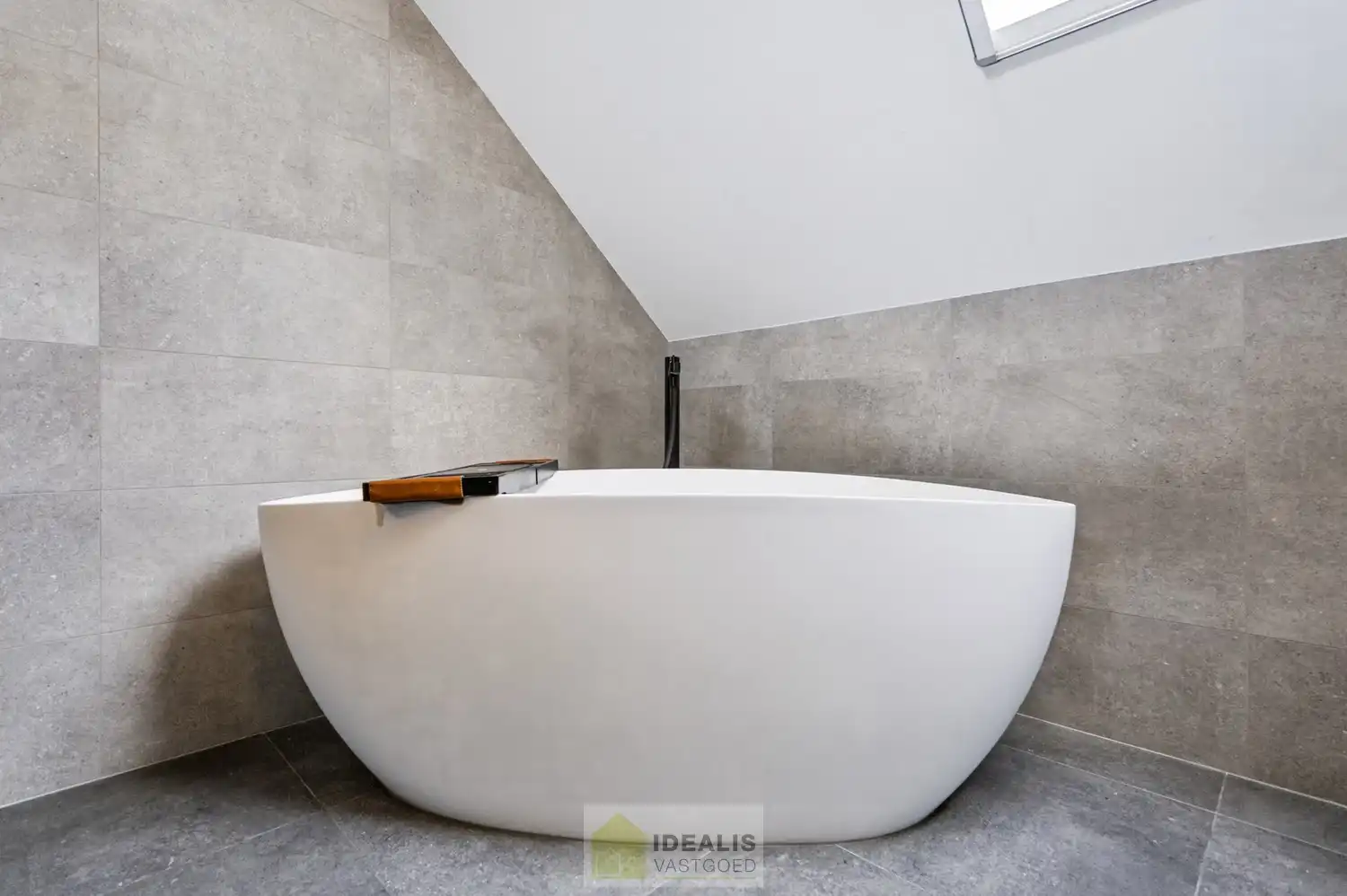 IDEALIS VASTGOED – EEN AANGENAME VRIJSTAANDE WONING MET EEN NIEUWE KEUKEN EN BADKAMER, EEN HEERLIJK RUIME WOONKAMER MET SPEKSTEENKACHEL, EEN EXTRA RUIME VERANDA (VOLLEDIG AF TE SLUITEN MET GLAZEN PUIEN), 3 SLAAPKAMERS, EEN EXTRA MULTIFUNCTIONELE RUIMTE (INGERICHT ALS KANTOOR MET APARTE INGANG) OP EEN RIANT PERCEEL VAN 14A 51CA, VOLLEDIG OMHEIND, VOORZIEN VAN VOLDOENDE PARKEERRUIMTE EN EEN PRACHTIGE CARPORT VOOR 2 WAGENS! foto 38