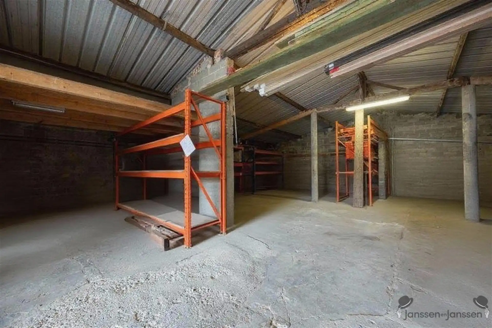 gerenoveerde woning met ruim magazijn  foto 18