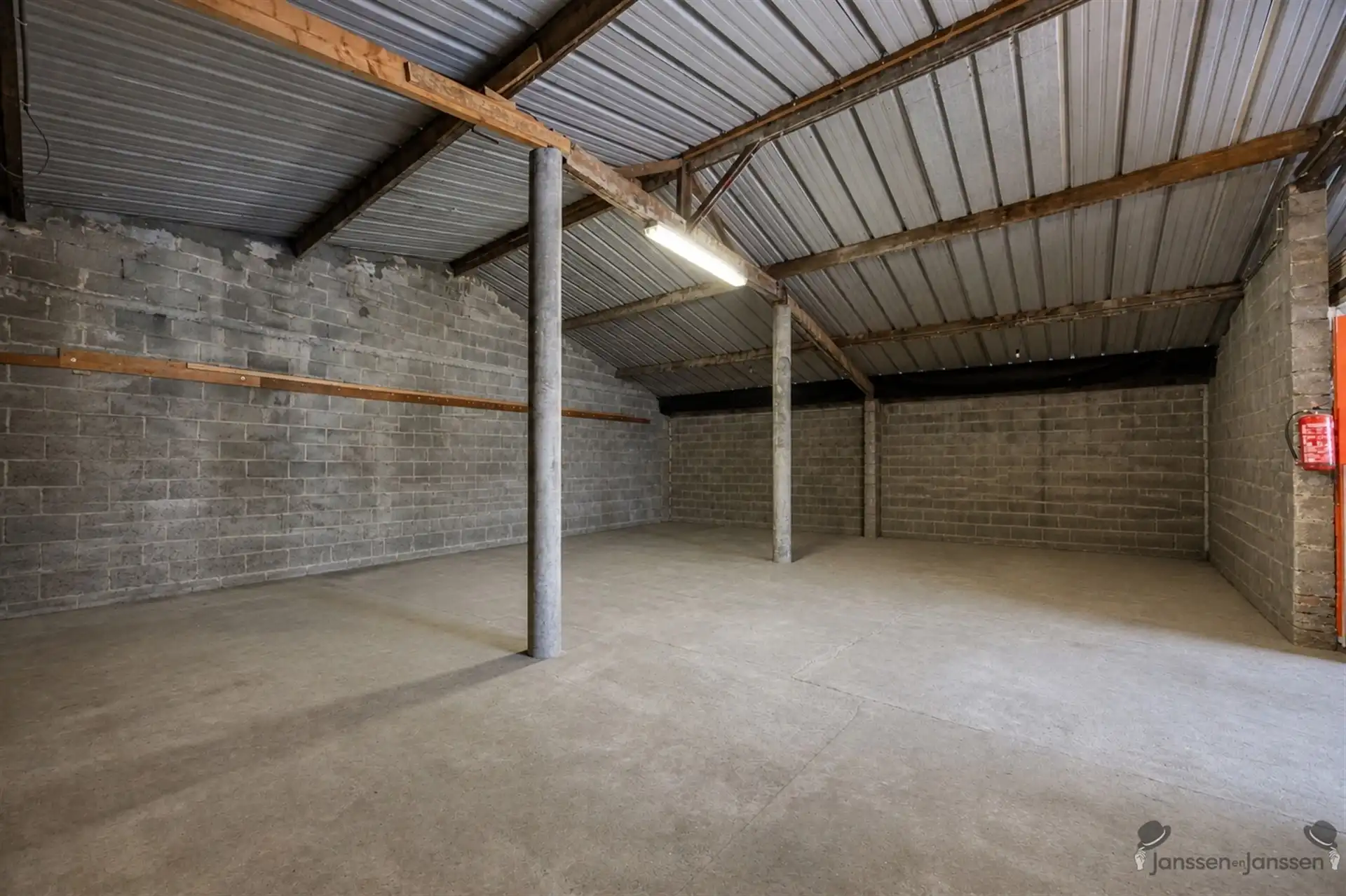 gerenoveerde woning met ruim magazijn  foto 18