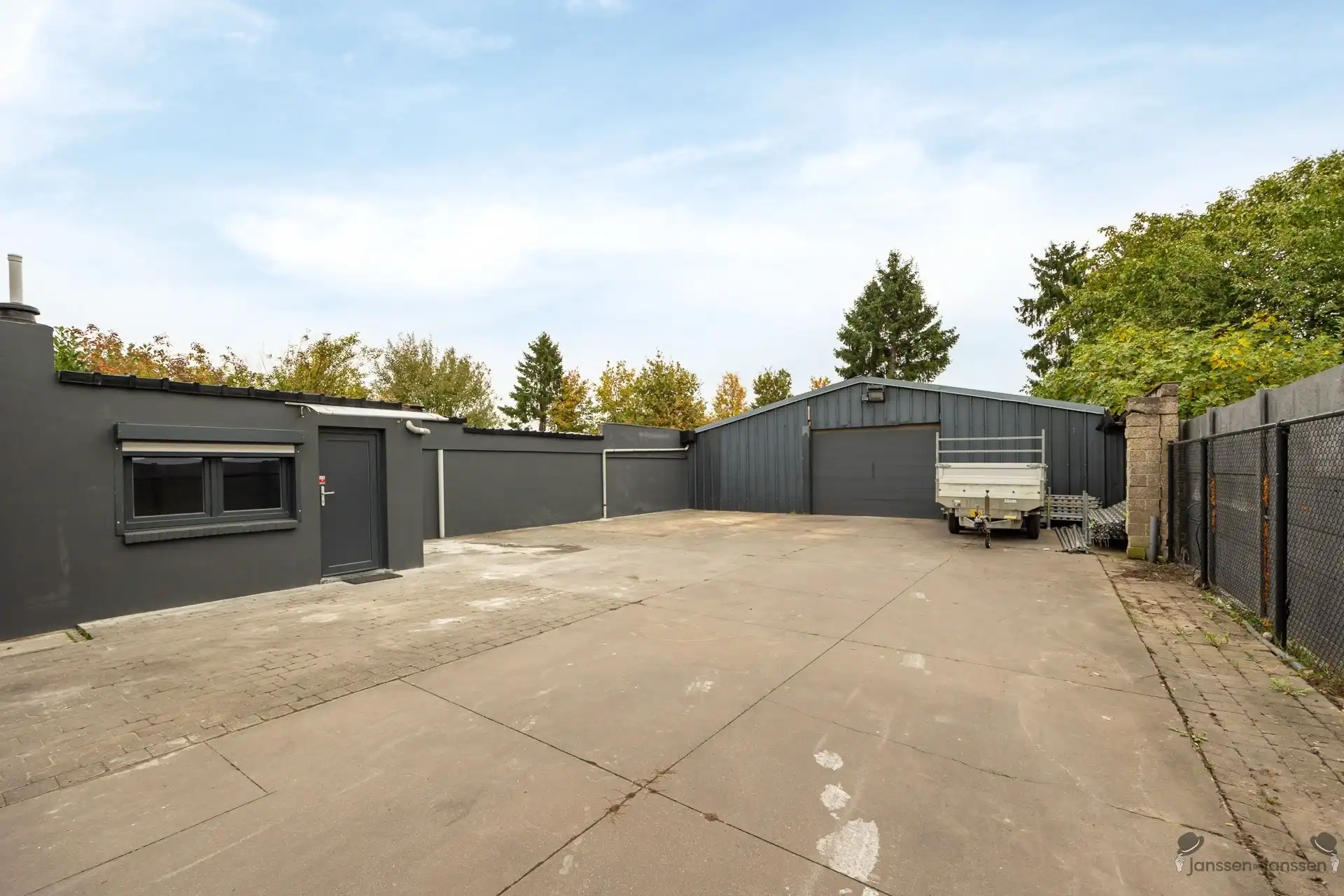 gerenoveerde woning met ruim magazijn  foto 18