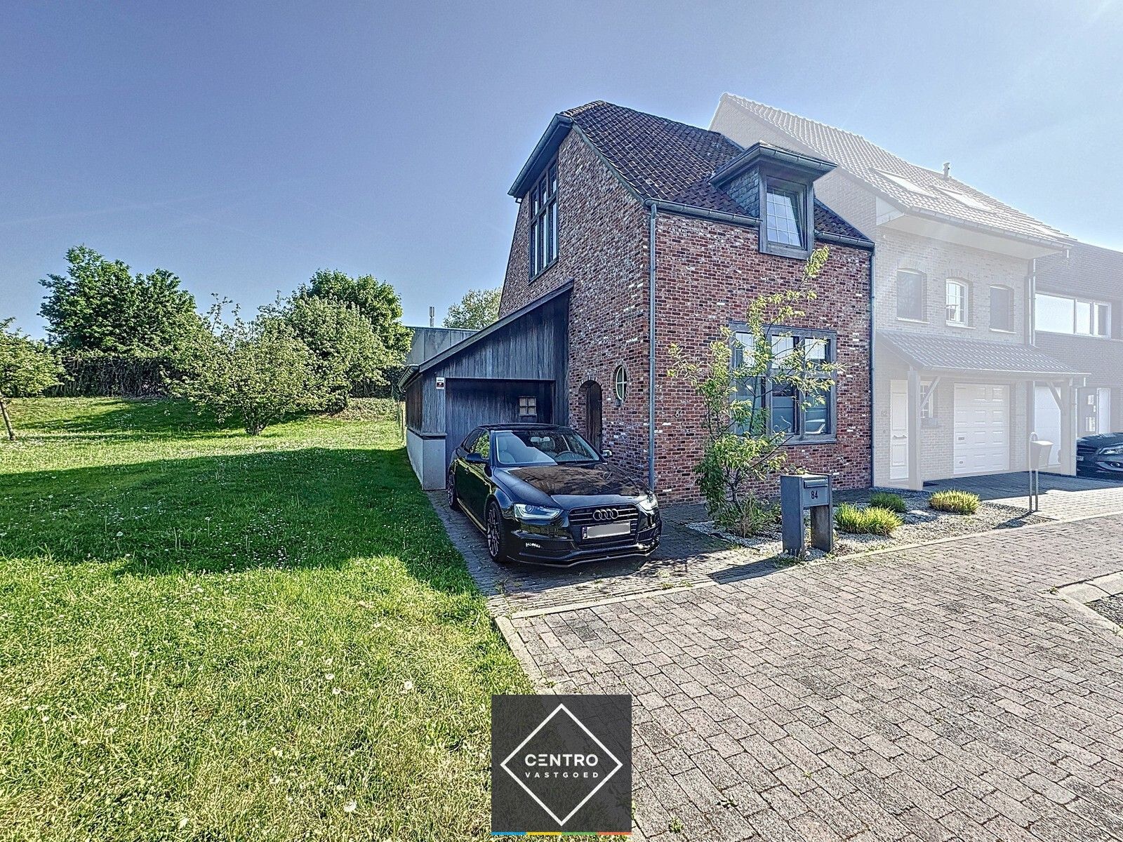 Leuke cottagewoning met alle COMFORT met 3 slpks, garage en ZUIDger. tuin! foto {{pictureIndex}}