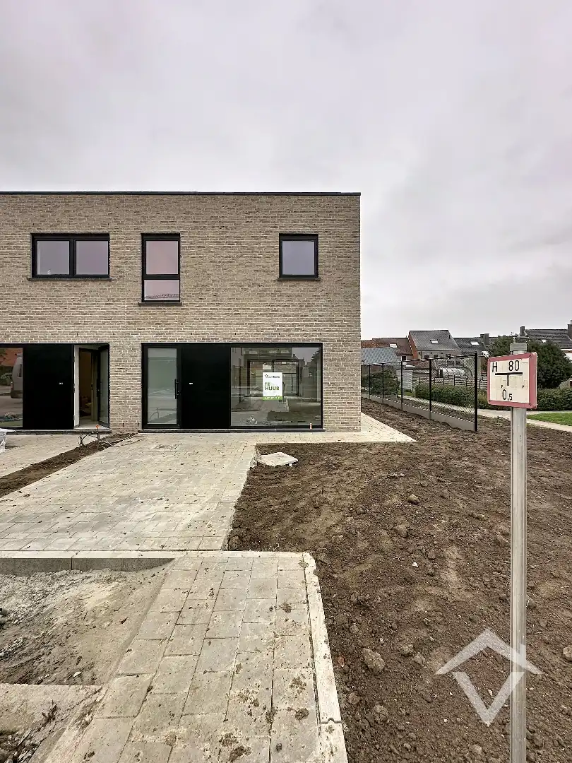 Woning met 3 slaapkamers en carport te Proven  foto 2