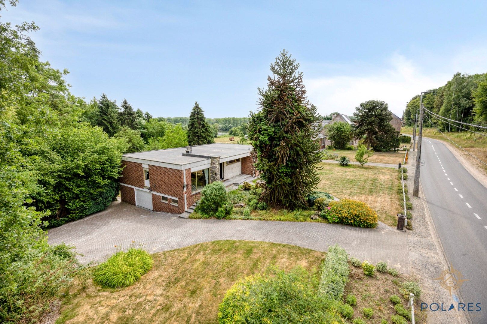 Hoofdfoto van de publicatie: Unieke vrijstaande 70's villa aan de Langerodevijvers 