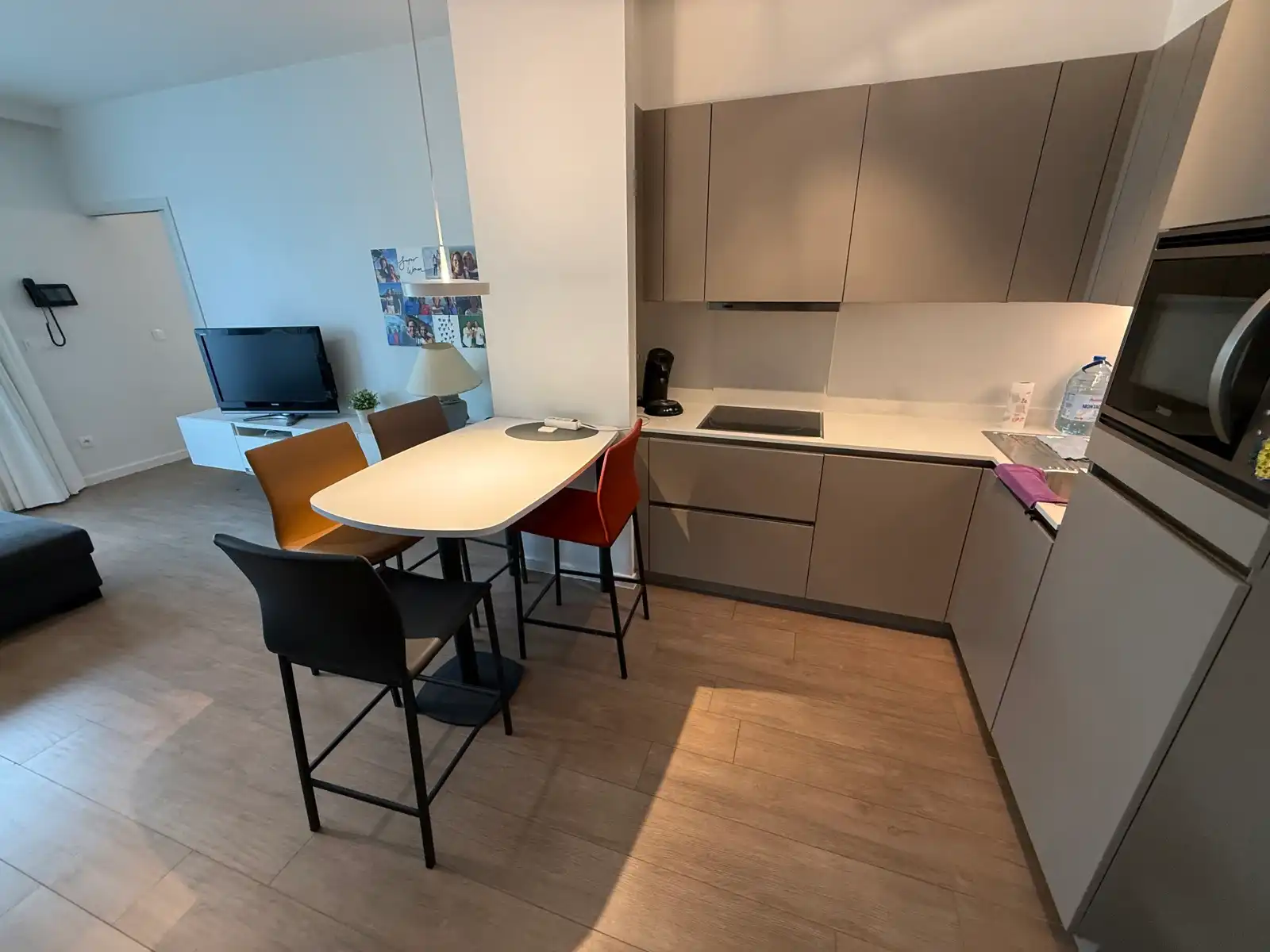 Modern 1-slaapkamerappartement met terras en parking foto 3