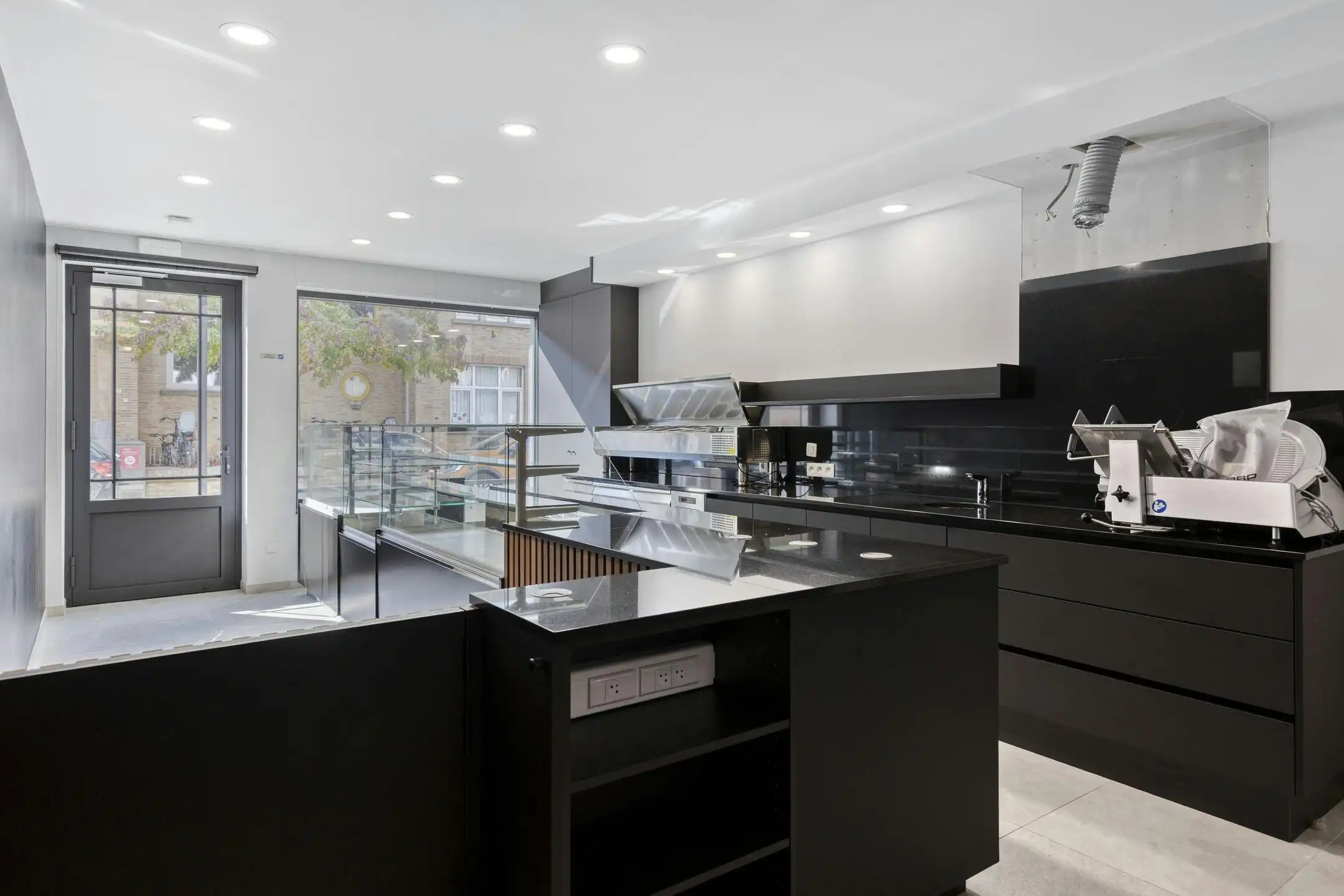 Handelspand met woonst in centrum Lauwe foto 11