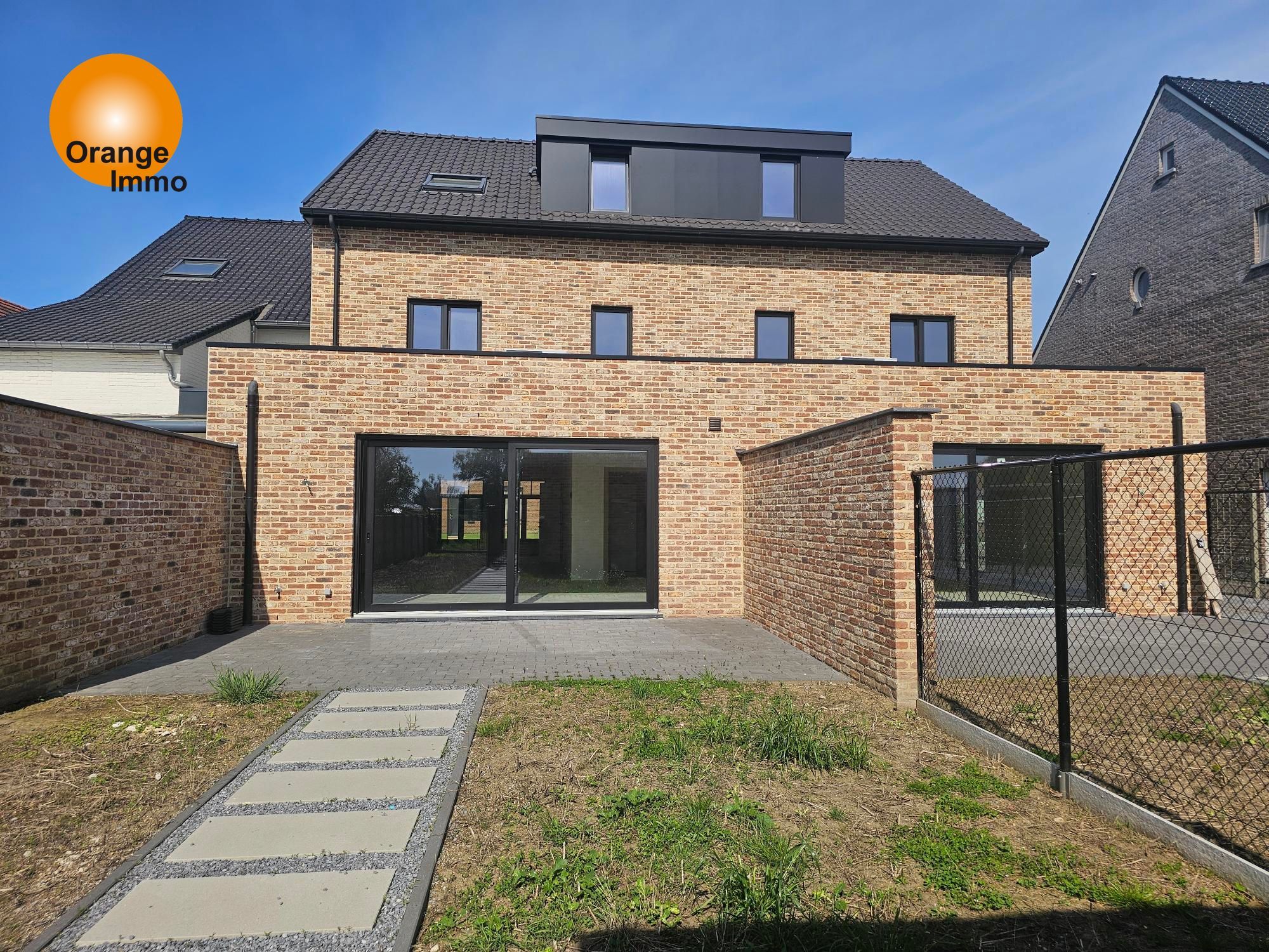 Duurzame nieuwbouw BEN-woning met 4 slaapkamers rustig gelegen in het pittoreske Vucht. Vlotte verbinding naar de autostrade richting A’pen/Brussel/Nl. foto {{pictureIndex}}