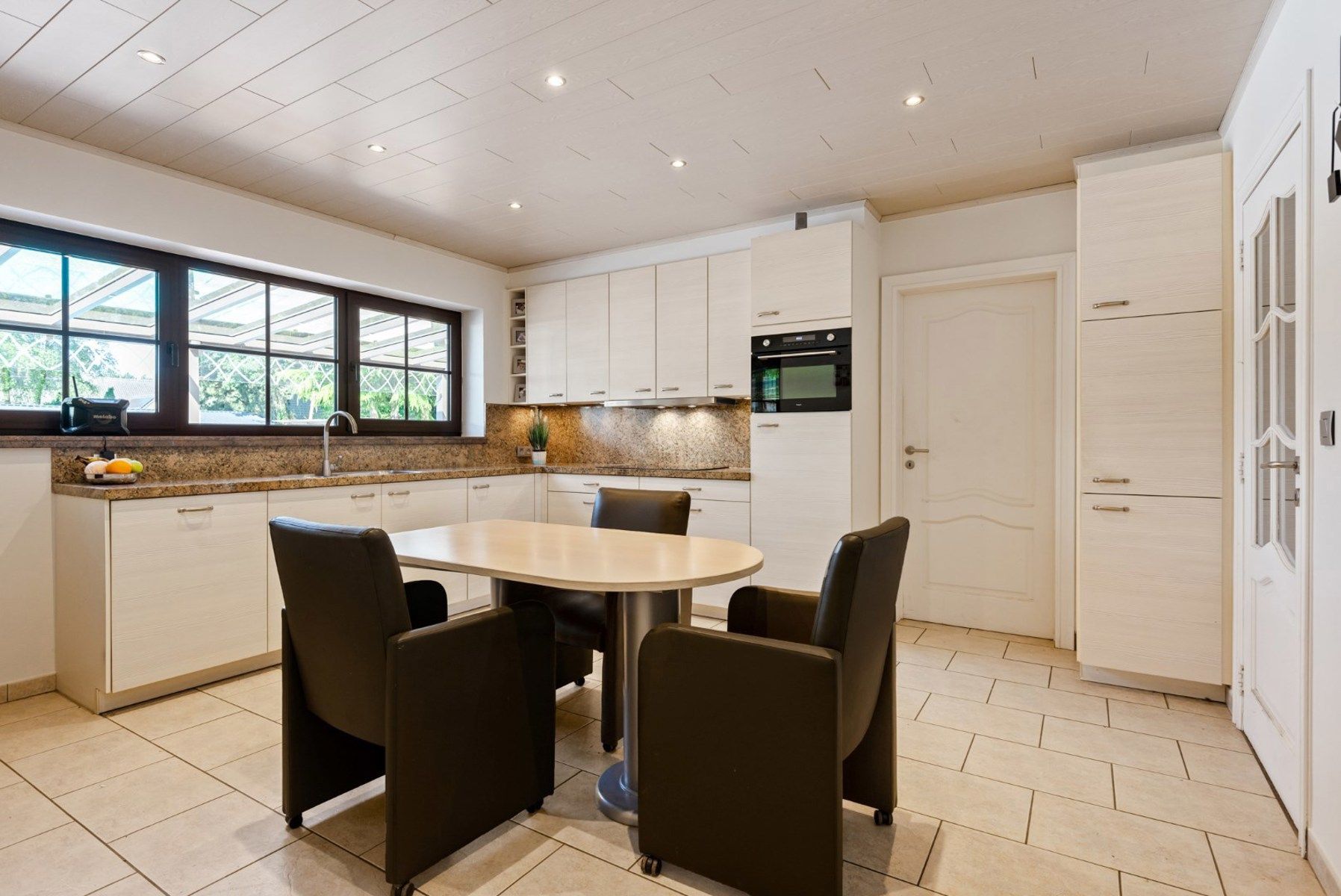 Ruime villa met 5slk en verwarmd zwembad op 2450m² foto 8