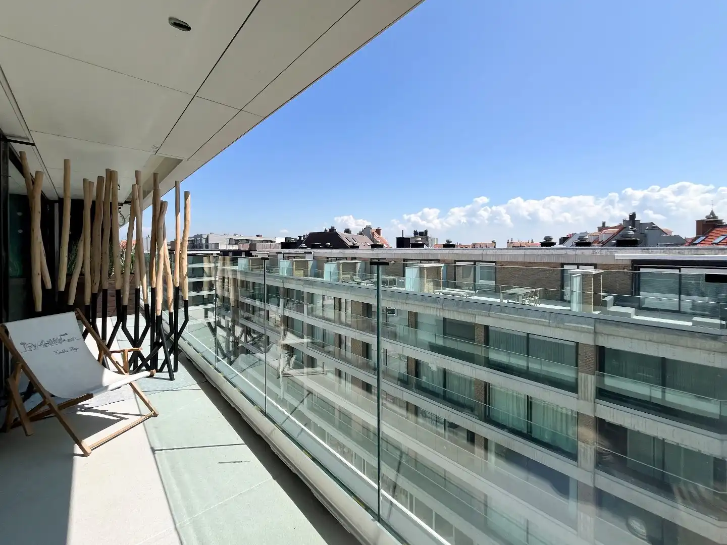 Luxueus vernieuwd appartement, gelegen in de Kustlaan, tussen het Van Bunnenplein en het Lichttorenplein. foto 9