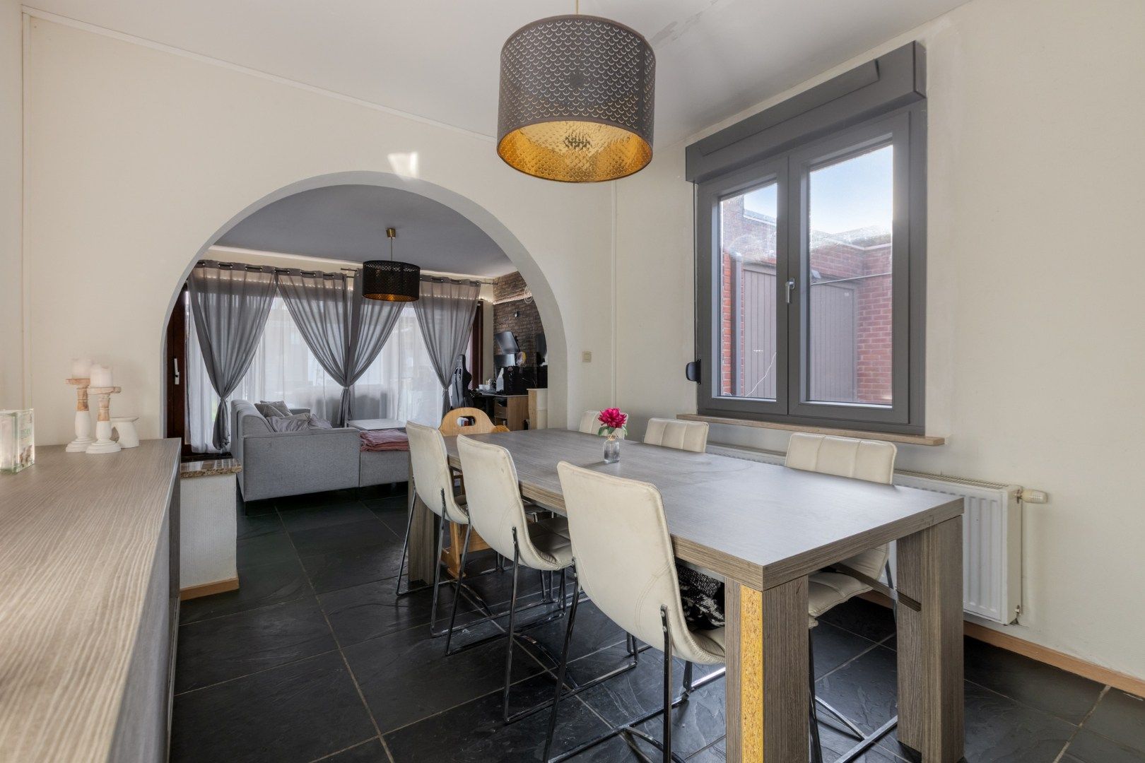 Gerenoveerde woning met 4 slaapkamers gelegen kortbij het centrum foto 7