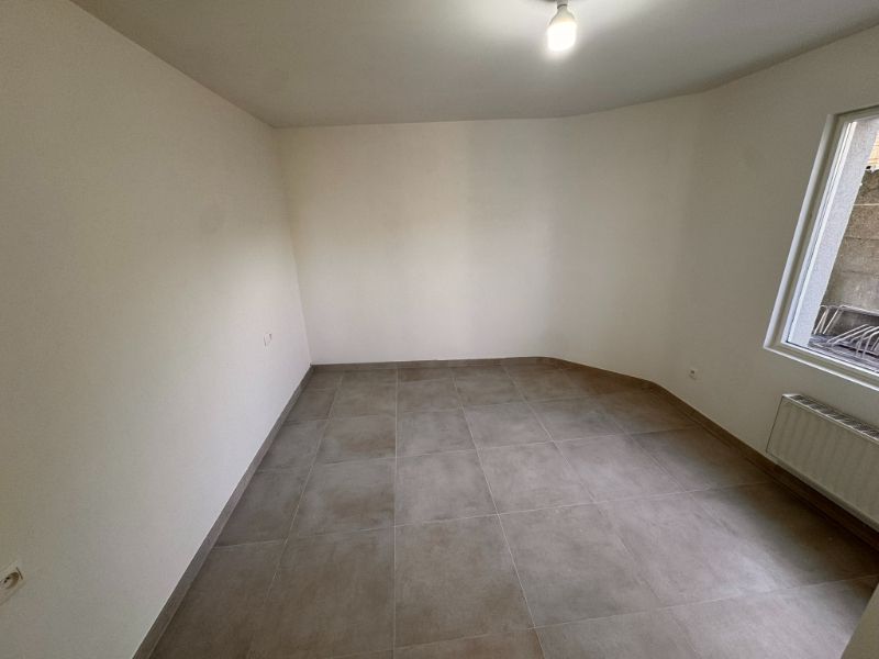 --- NIEUW --- Gerenoveerd gelijkvloers appartement met privaat terras foto 5