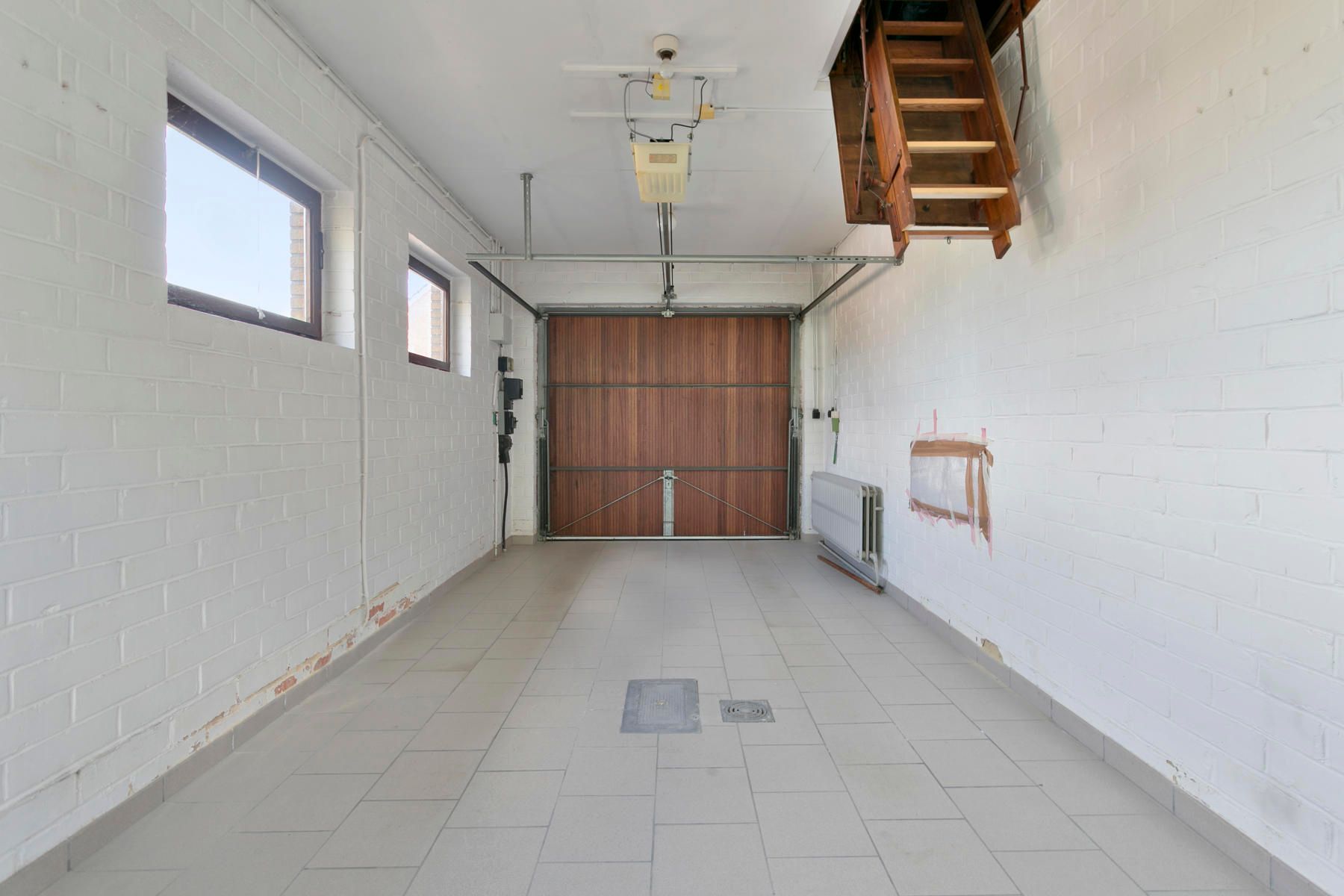 Bungalow met 2 garages, tuin en 3 slaapkamers! foto 20