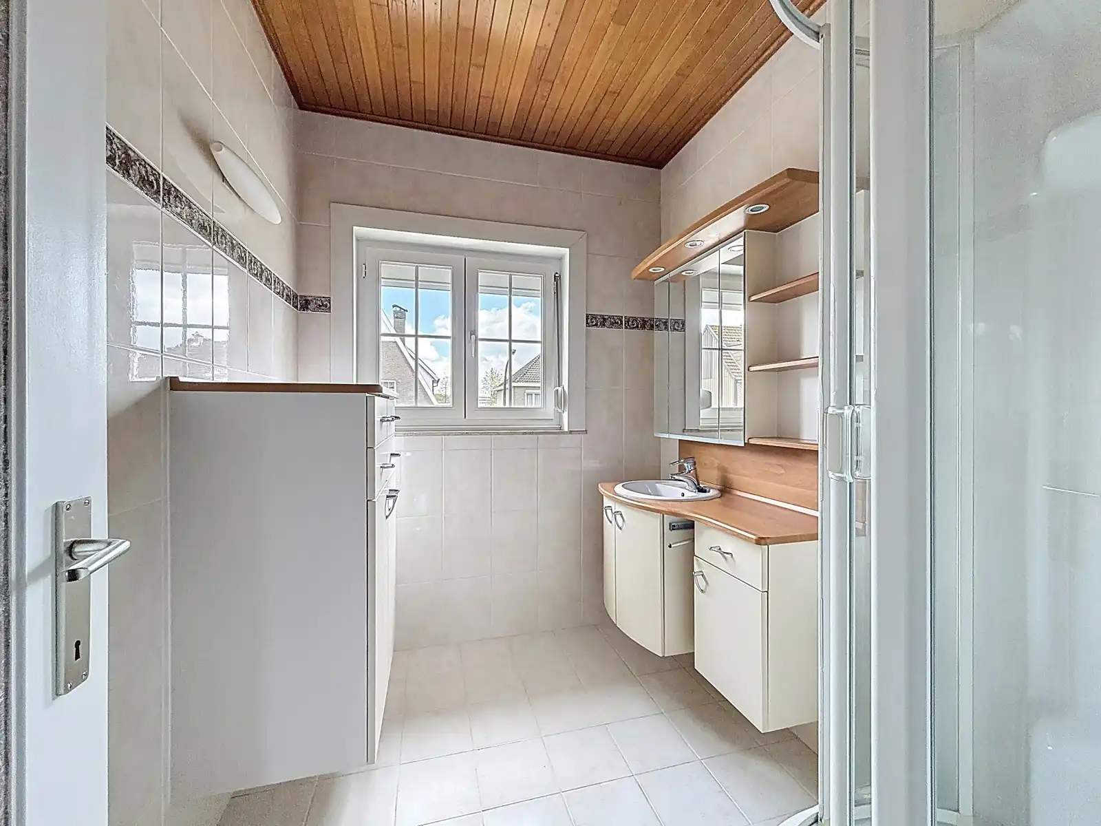 Rustig gelegen, Ruime Woning MET 3 SLPK, Tuin én Garage! foto 10