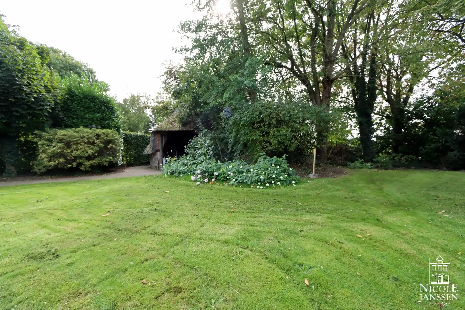 Goed onderhouden gezinswoning met diepe tuin met zwembad foto 24