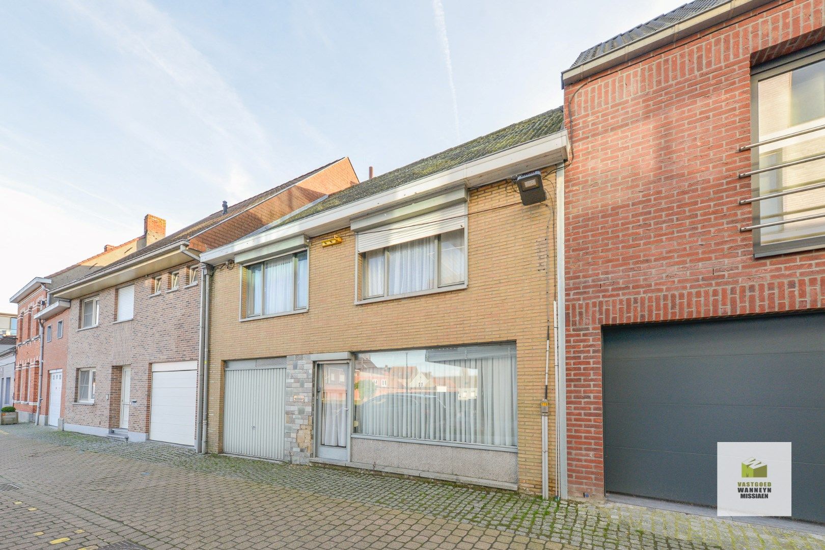 Hoofdfoto van de publicatie: Te renoveren woning op centrale ligging in Wingene met garage, tuin en 3 slaapkamers