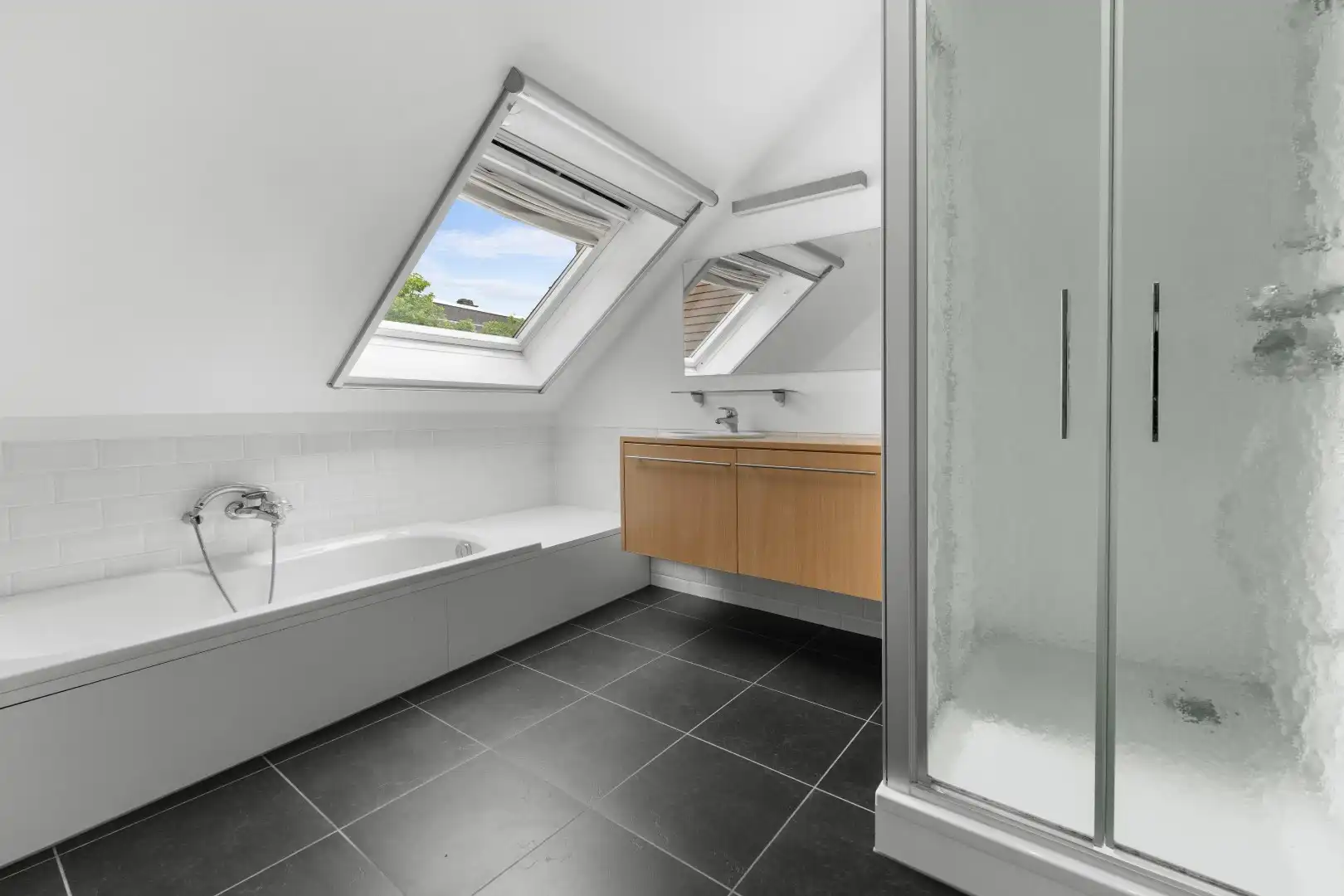 Instapklaar appartement met zonnig terras op toplocatie in Ieper foto 15
