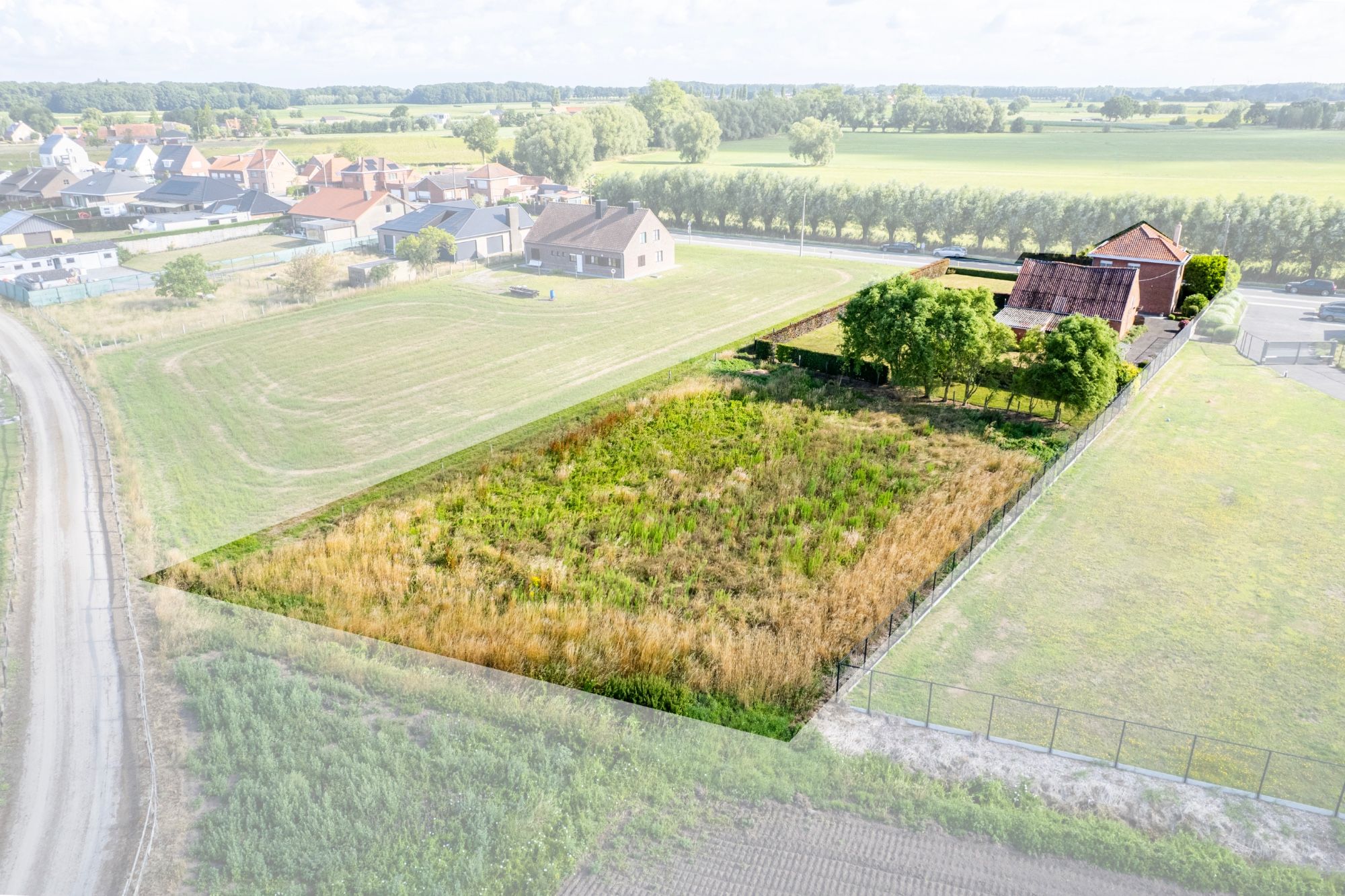LANDELIJK GELEGEN WONING met SCHUUR & WEILAND op  3173 m² foto 3