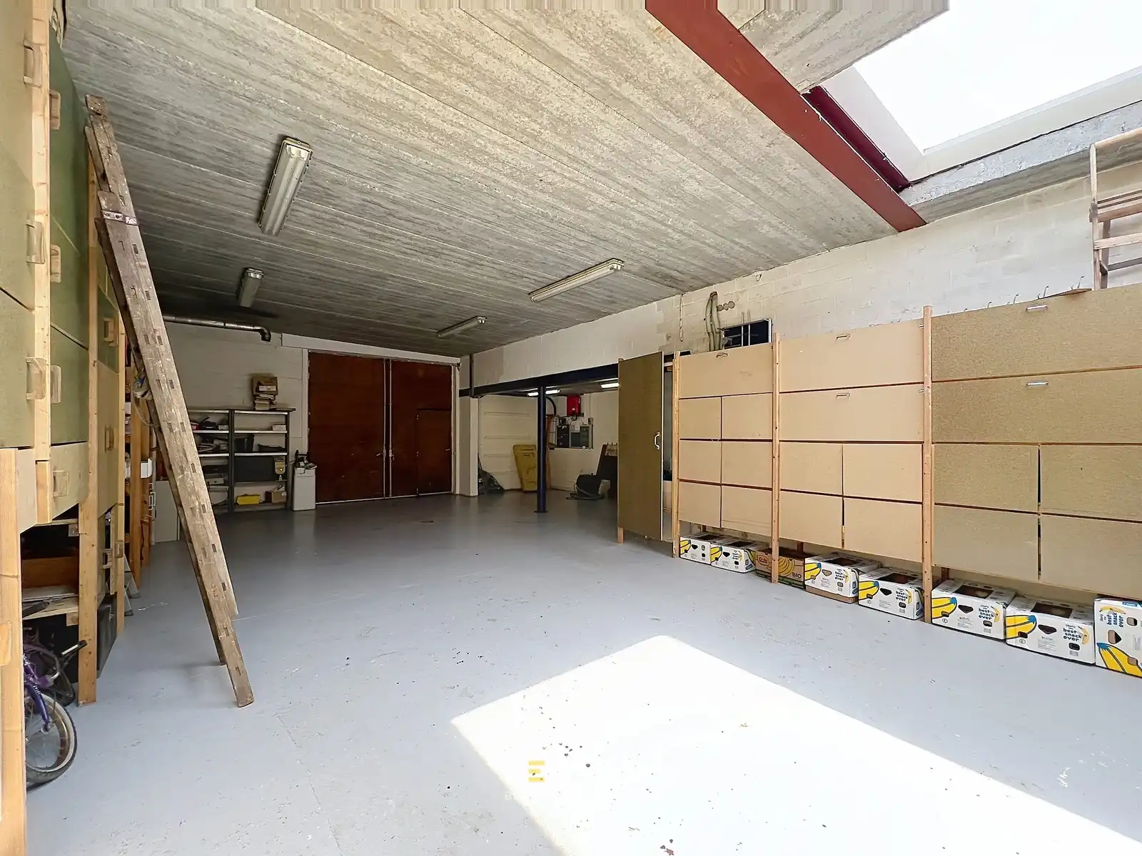 Magazijn met woning in Oostnieuwkerke mét uitbreidingsmogelijkheden - Ideaal voor combinatie wonen en werken. foto 12