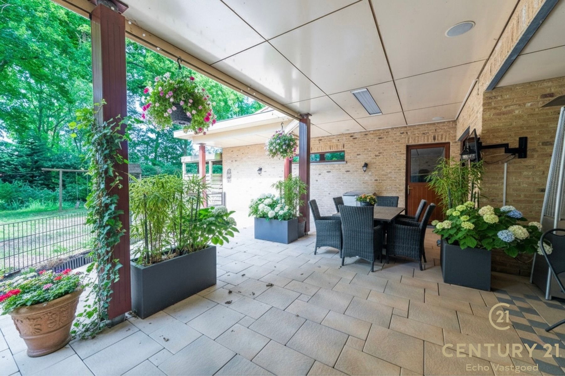 Riante villa met 5 slaapkamers, 4 badkamers en binnenzwembad foto 29