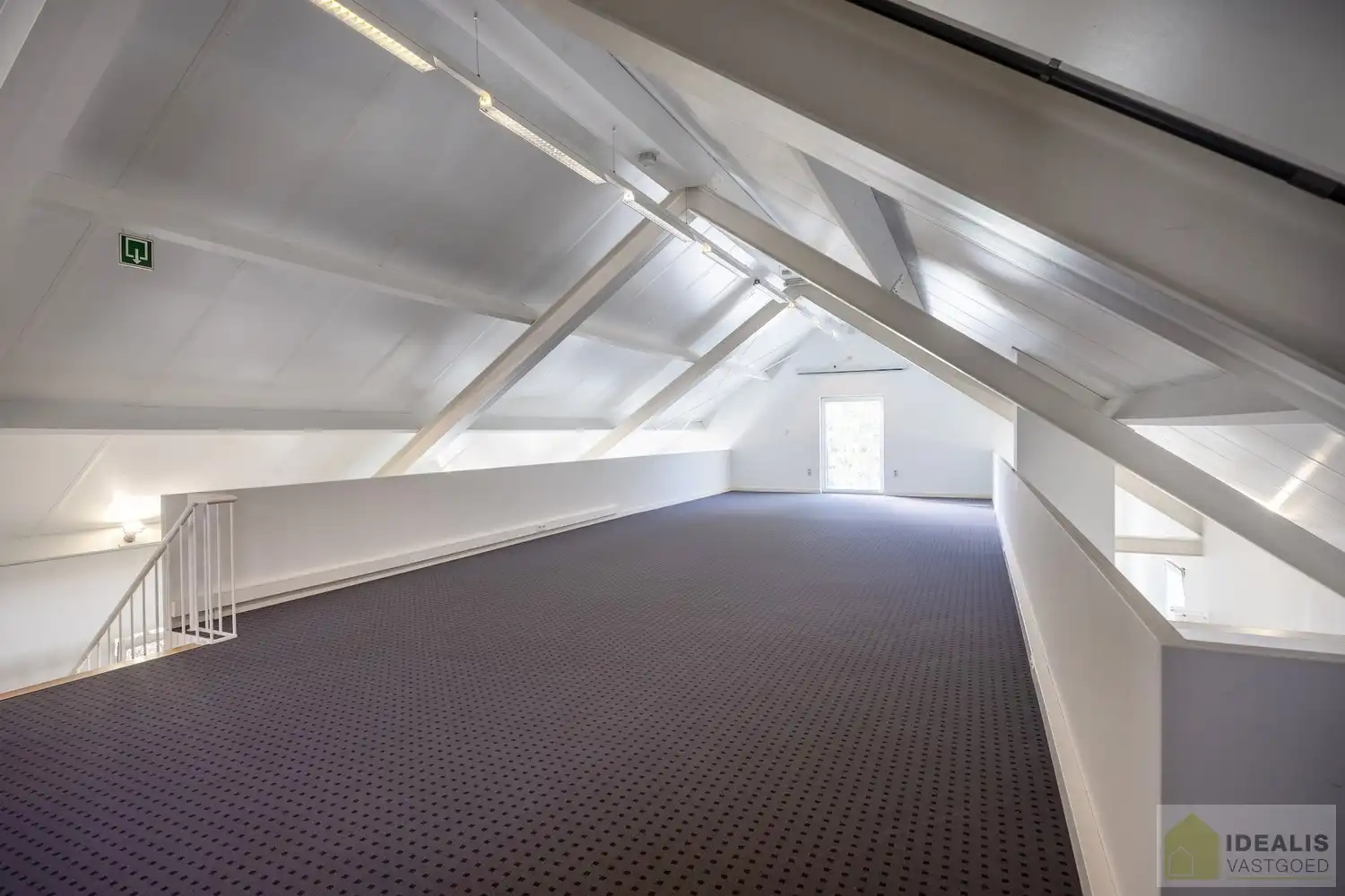 STATIG, STRAK EN UITERST RUIM COMPLEX MET HOOGSTAANDE AFWERKING EN OOG VOOR DETAIL. MOMENTEEL VOORZIEN VAN 3 SLAAPKAMERS, RIANTE LEEFRUIMTES ÉN UNIEKE LANDSCAPE KANTOORRUIMTES OP RESIDENTIËLE DOCH GUNSTIGE LOCATIE!! Dit exclusieve complex omvat maar liefst +-400m² netto bewoonbare oppervlakte! Kenmerkend aan dit statige pand is de unieke voorgevel die bezet is met keramische kunst van Pieter Stockmans. Gelegen op een residentiële locatie in een rustige woonstraat doch op enkele minuten van het centrum van Genk! foto 42