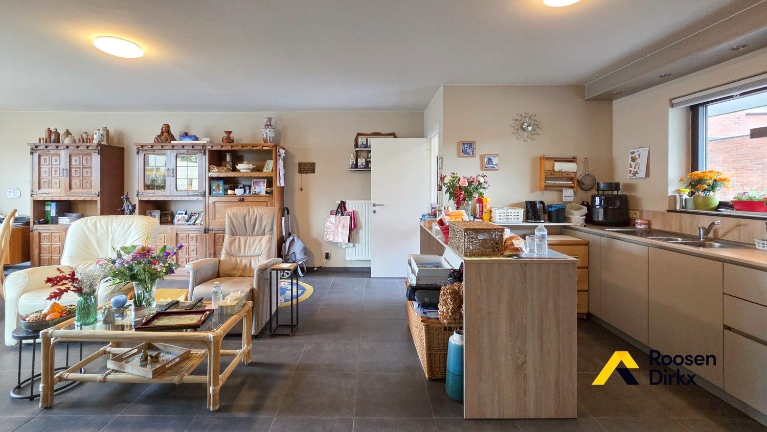 Ruim en kwalitatief appartement met 2 sk's, groot terras, parkeerplaats, berging. foto 16