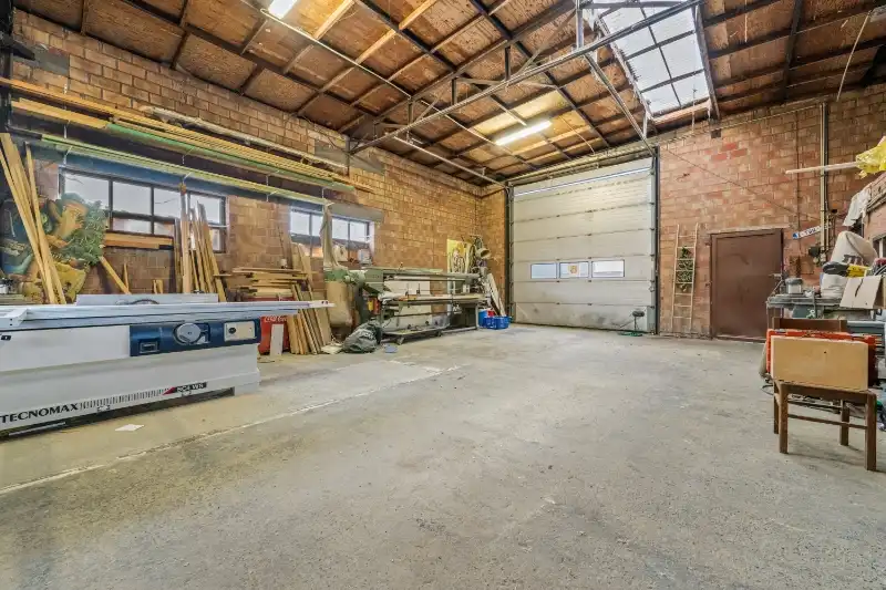 Zonnebeke. Half-open polyvalent ruim gebouw / handelshuis met apart magazijn van +/- 170m2 en  3-5 slaapkamers en apart kantoor / hobby / handelsruimte. Goede staat ! foto 16