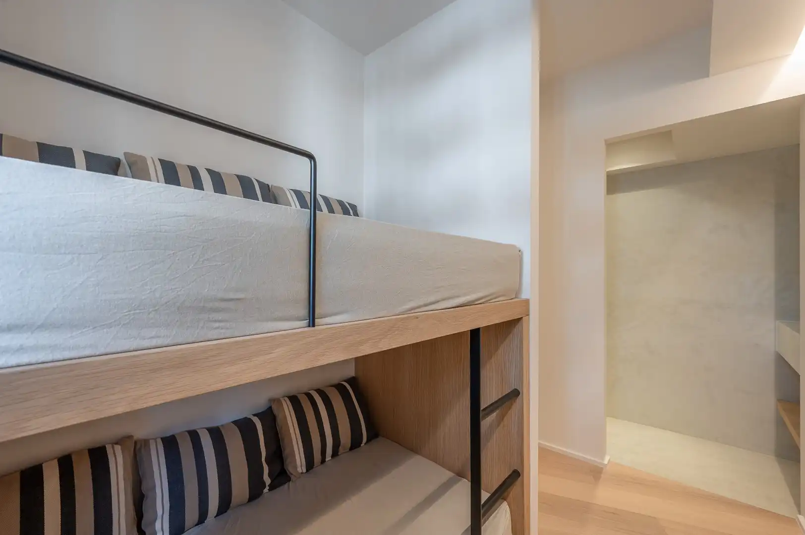 Lichtrijk 3-slaapkamer appartement centraal gelegen. foto 23