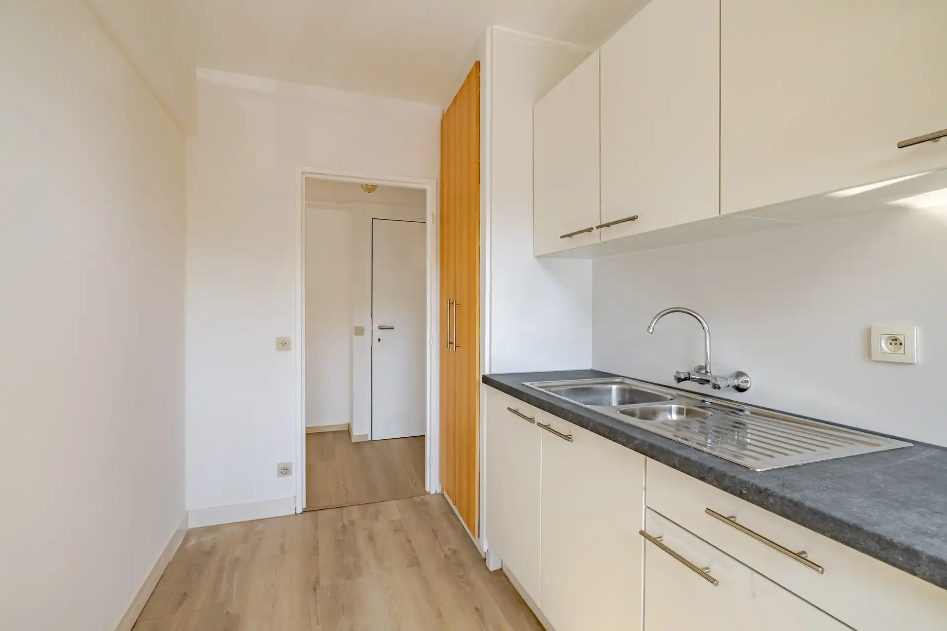 Lichtrijk één slaapkamer appartement foto 6