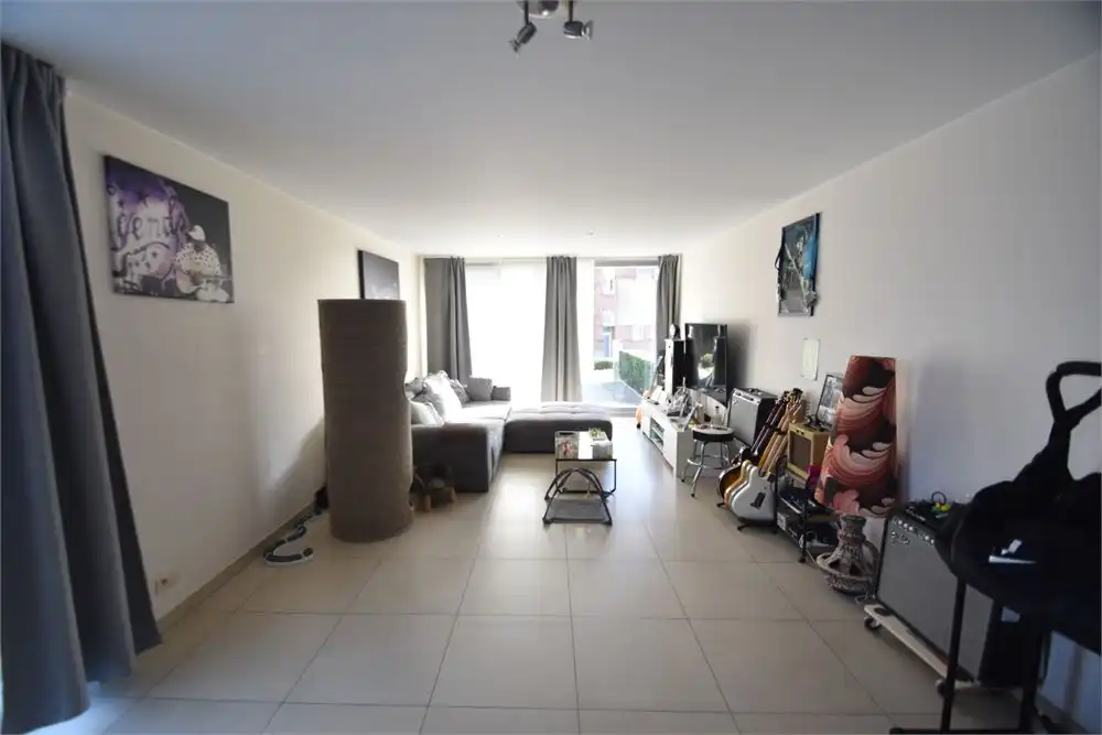 Modern ingericht gelijkvloers appartement foto 2