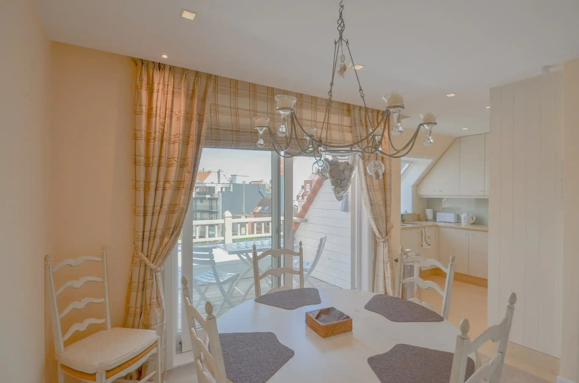 Stijlvol duplexappartement met zonnige terrassen en open zicht op de villa’s van het Zoute. foto 11