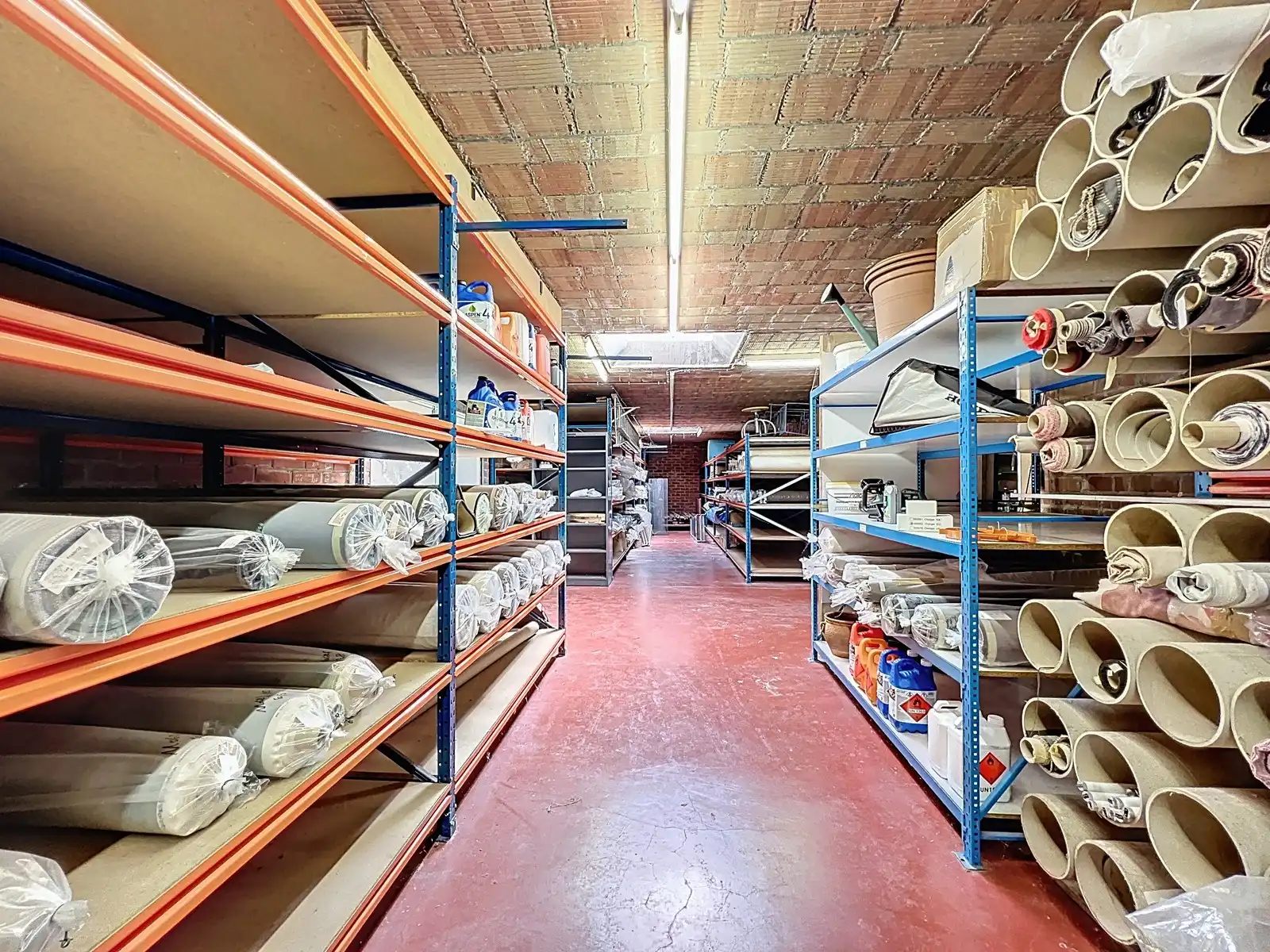 Prachtig HERENHUIS (met o.a. 5 slpk, garage en tuin), apart KANTOOR-gebouw en 630 m2 MAGAZIJNEN op zeer goede ligging te KORTRIJK ! Géén renovatieverplichting! foto 32