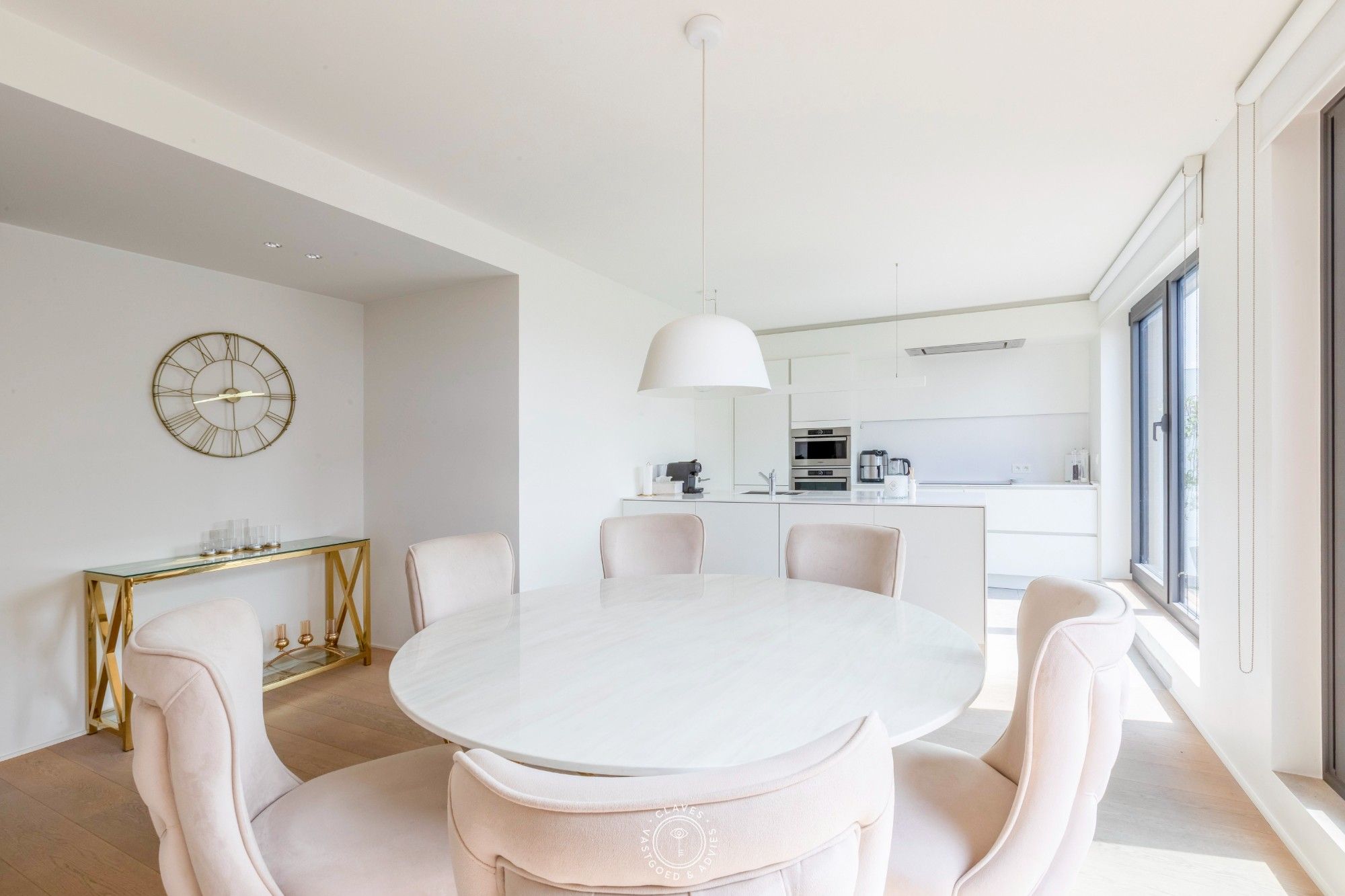 Stijlvol en lichtrijk appartement op toplocatie foto 4