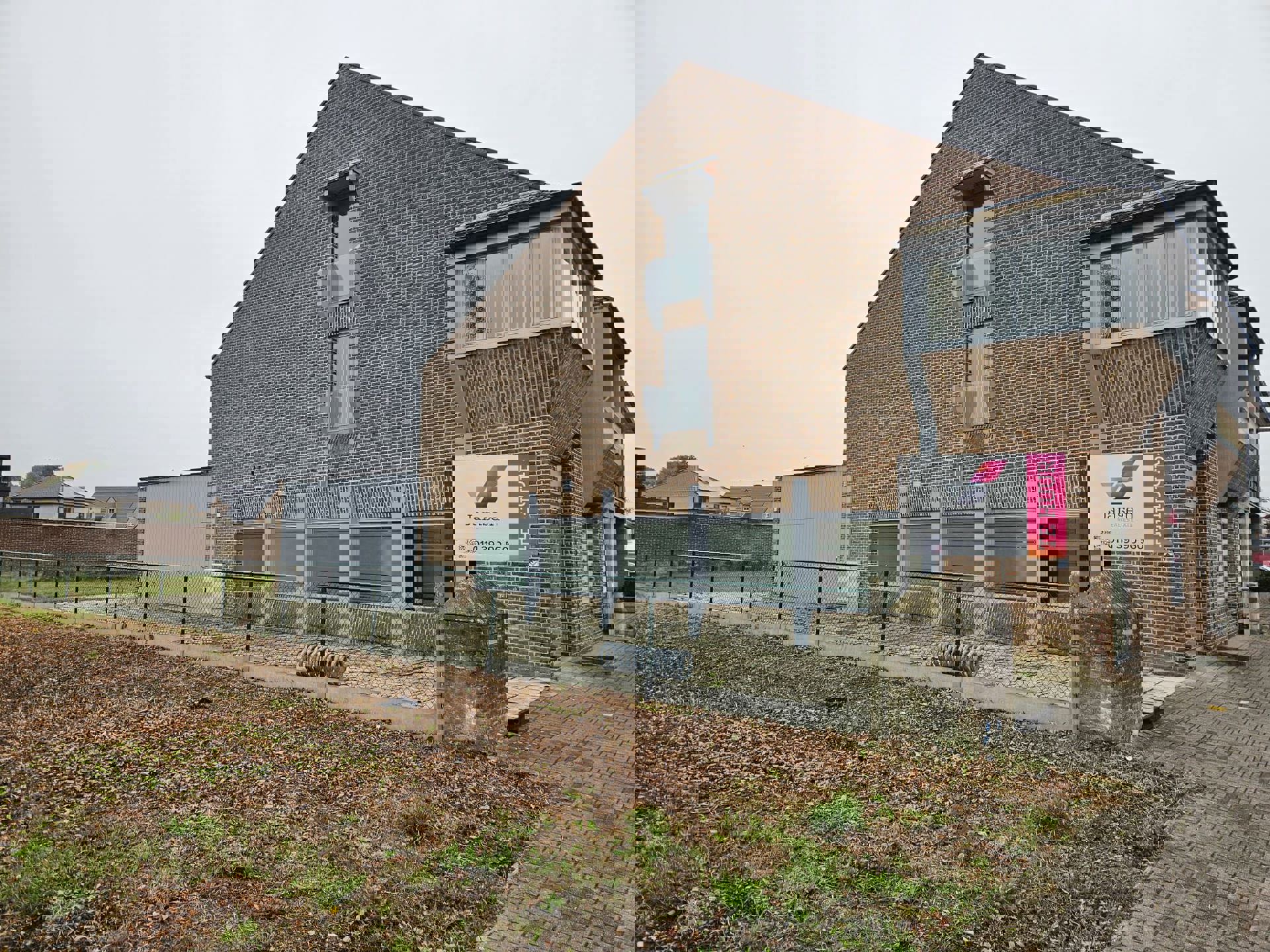 TE  HUUR in Meeuwen: kantoor/commerciële ruimte foto 2