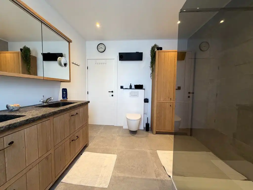 Instapklaar wonen? Ontdek deze woning met 4 slaapkamers, poolhouse en nieuwe badkamer. foto 13