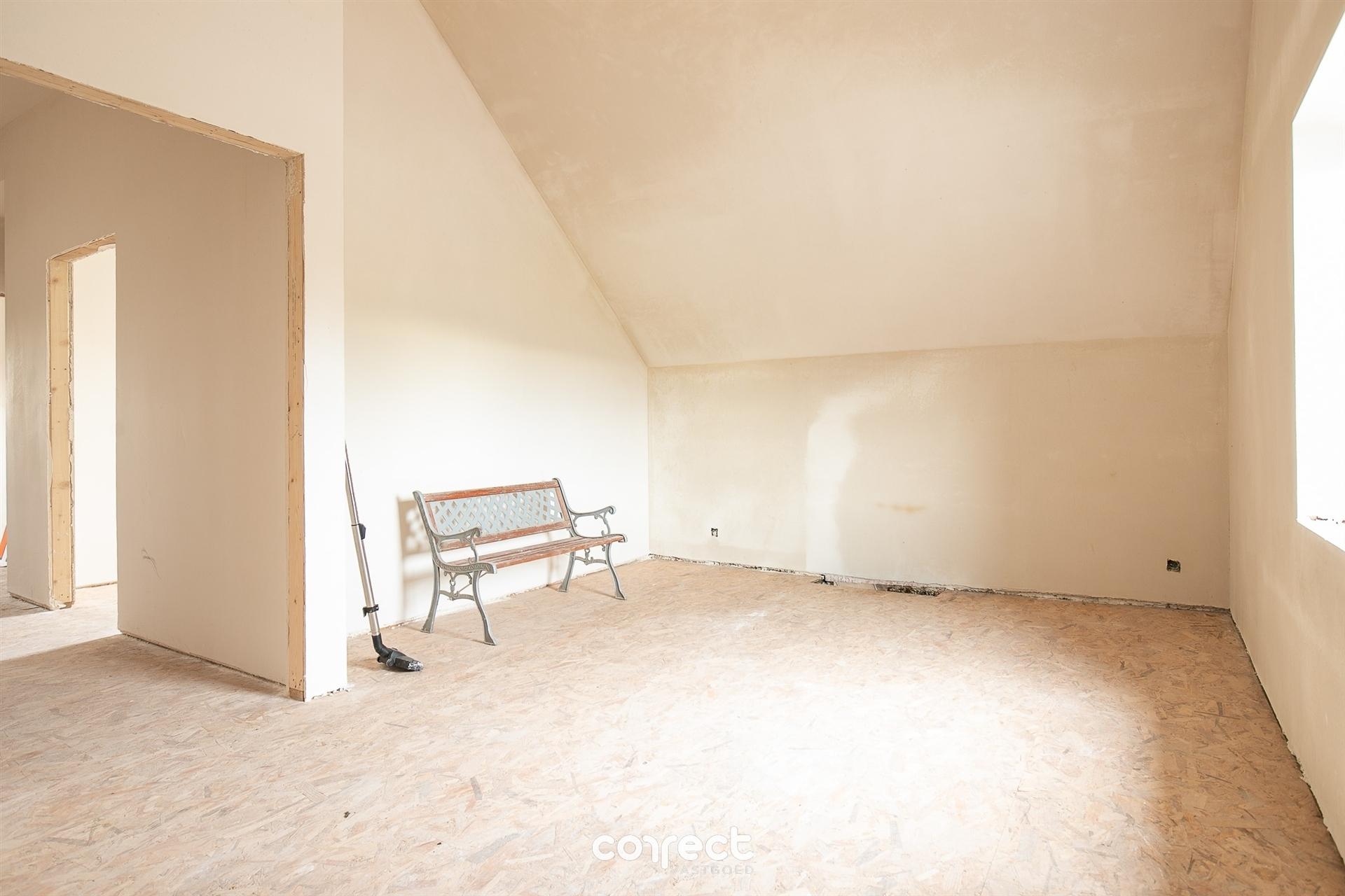 Casco woning met oprit, dubbele garage, op een groot perceel met nog zelf te bepalen afwerking. foto 5